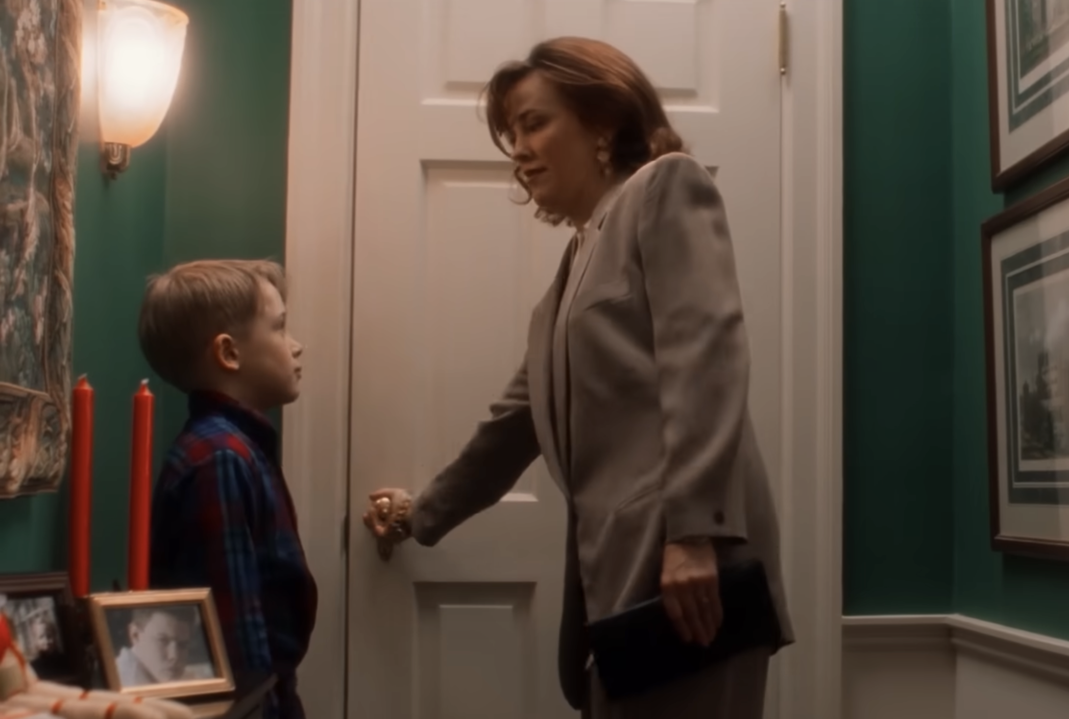 Catherine O'Hara y Macaulay Culkin | Fuente: YouTube/disneyplus