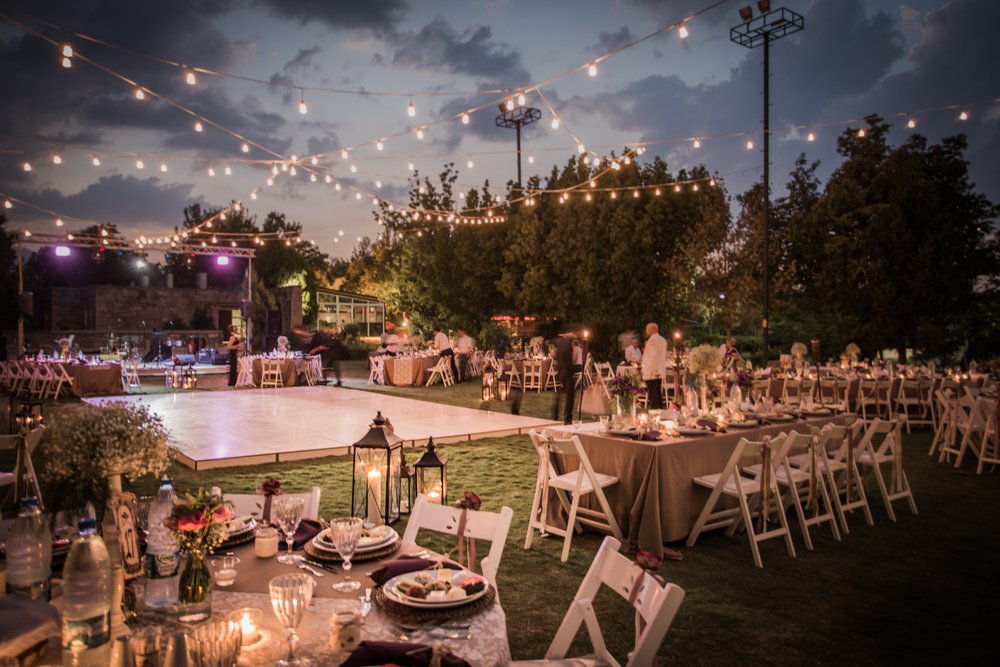 Mesas puestas para una boda. | Foto: Shutterstock