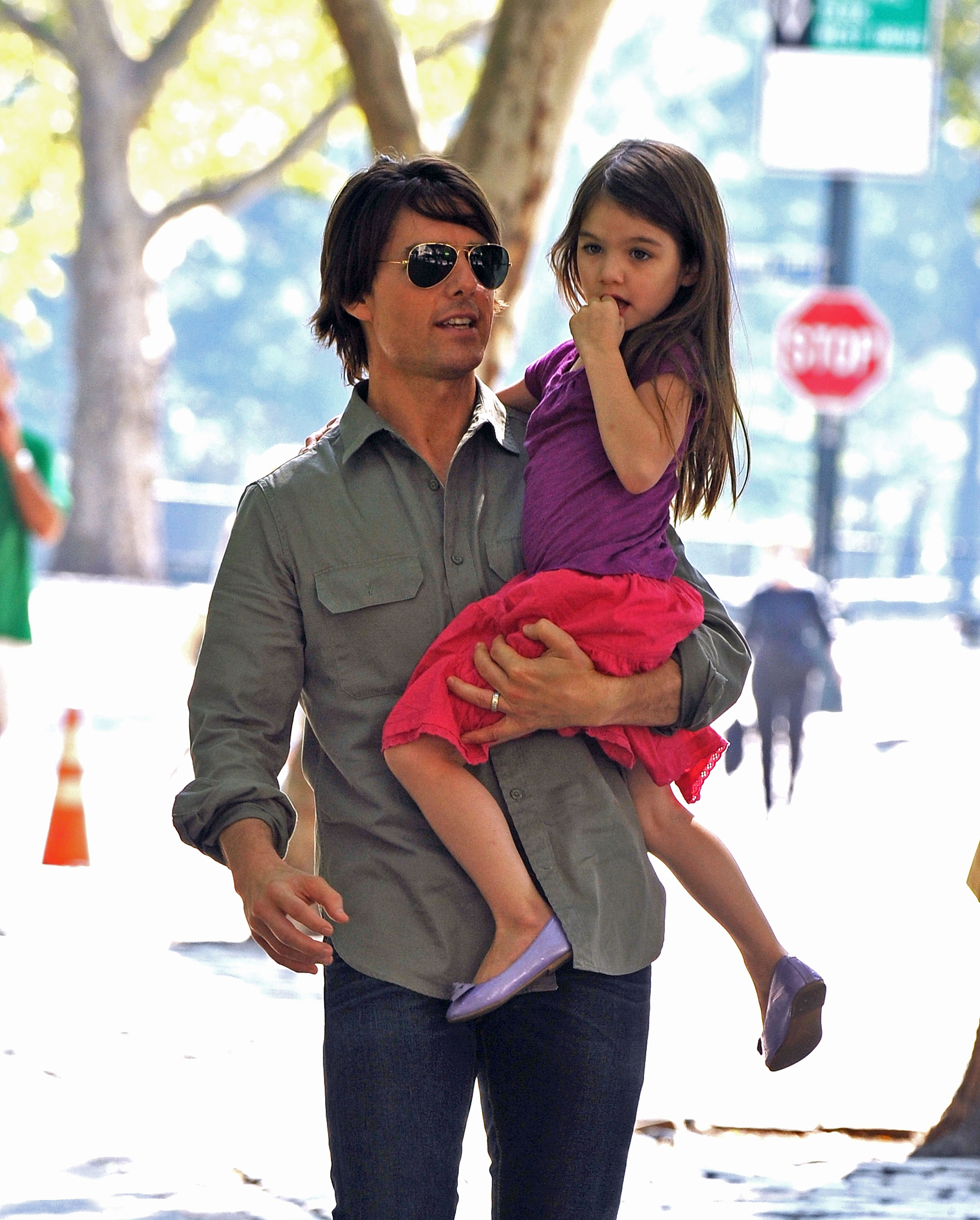 Tom y Suri Cruise visitan un parque infantil de Central Park West el 7 de septiembre de 2010 en Nueva York | Fuente: Getty Images