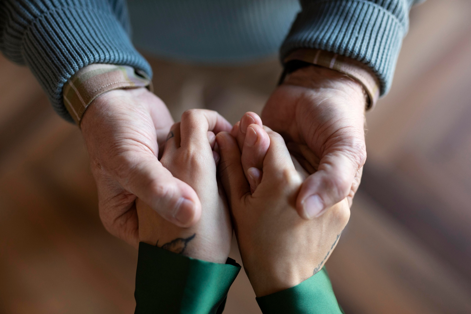 Una mujer joven de la mano de un hombre mayor | Fuente: Freepik