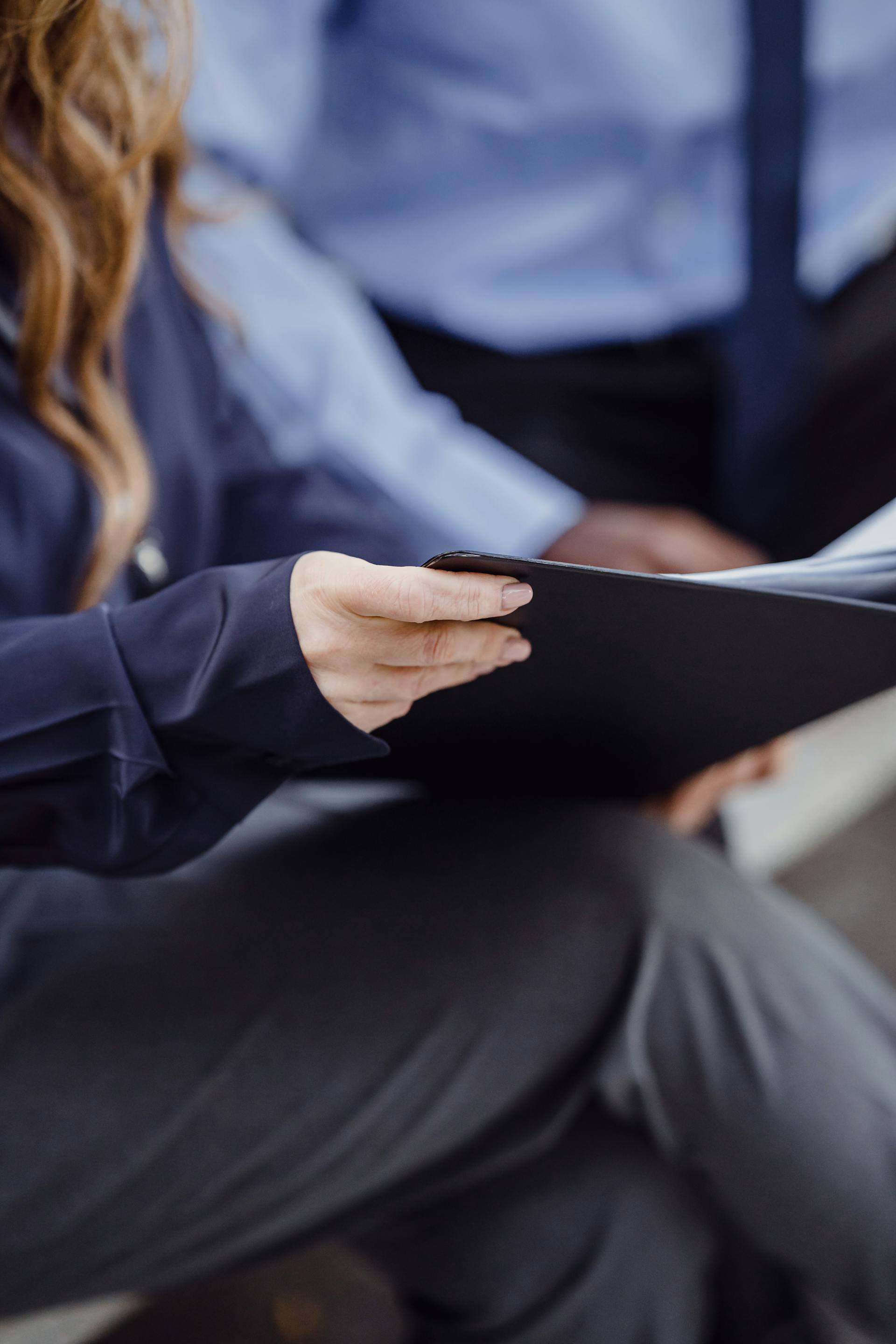 Una mujer con una carpeta en la mano | Fuente: Pexels