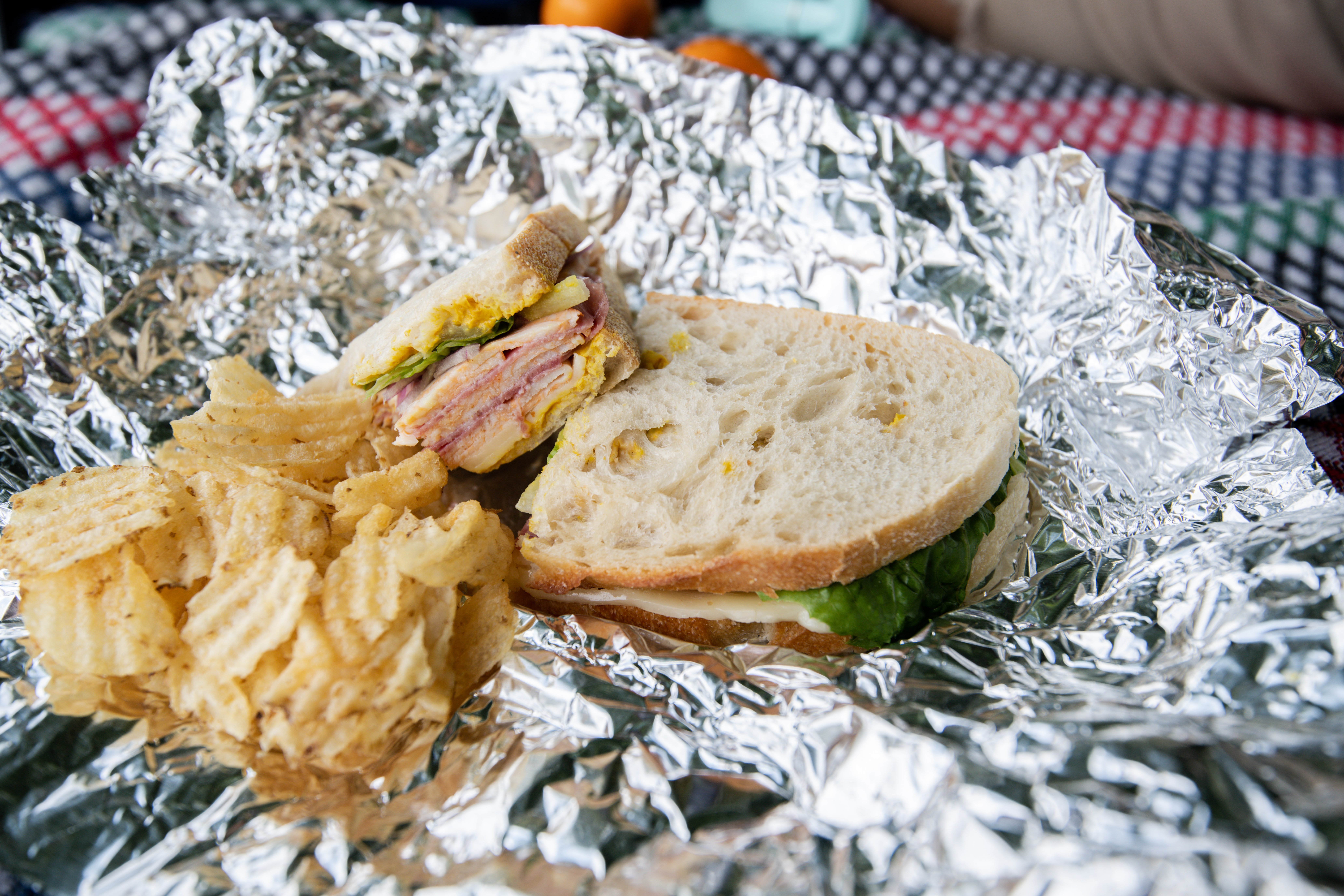 Sandwich con papas chips. | Foto: Unsplash