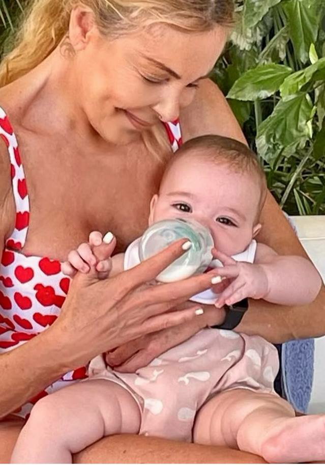 Ana Obregón dando biberón a su nieta Ana Sandra. | Fuente: Instagram/Ana_Obregon Oficial.