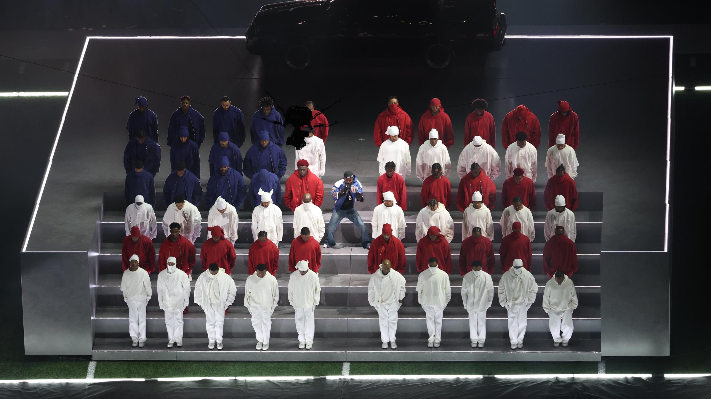 Kendrick Lamar y sus bailarines en el escenario durante el Halftime Show de la Super Bowl LIX el 9 de febrero de 2025, en Nueva Orleans, Luisiana. | Fuente: Getty Images