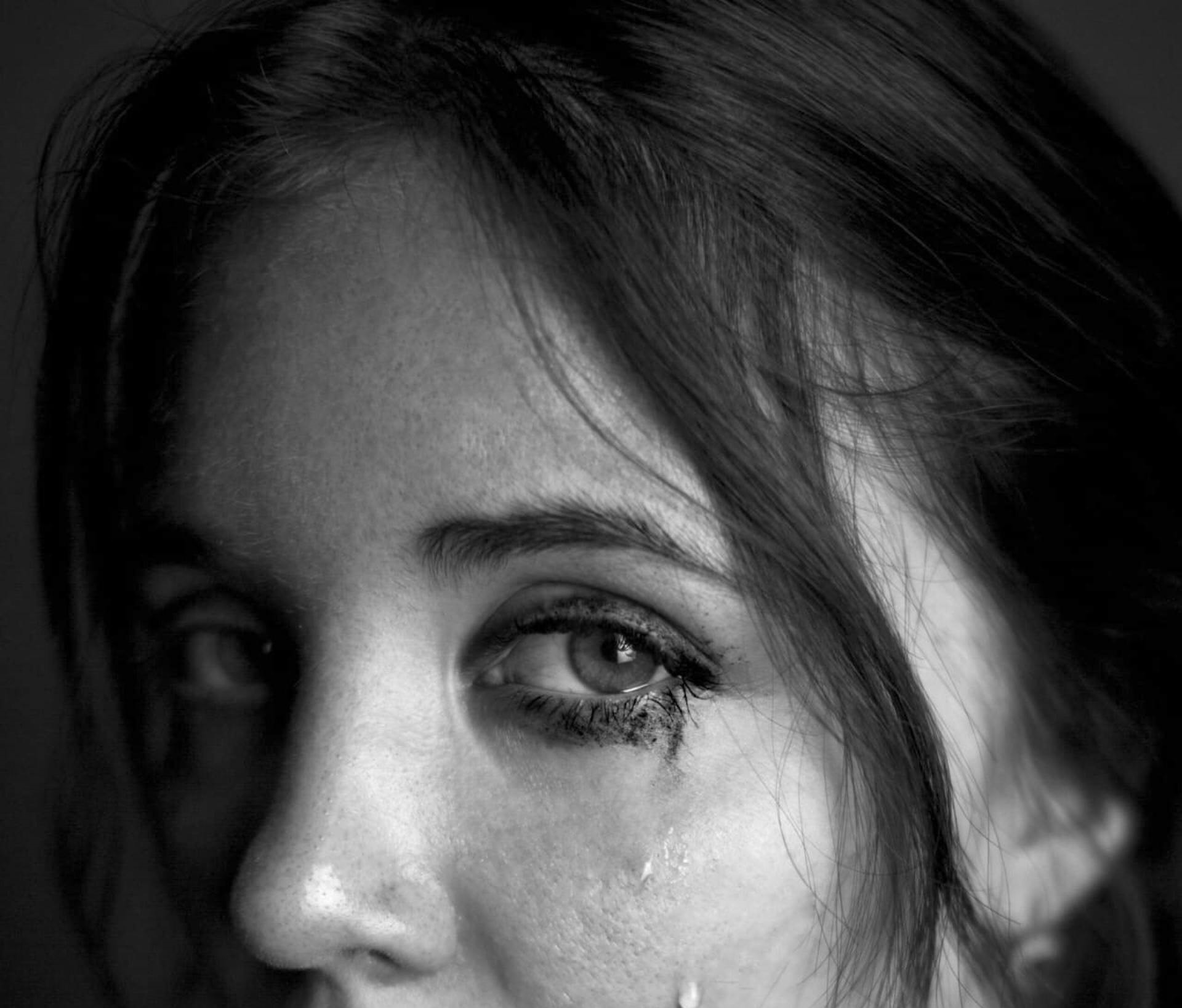 Primer plano en escala de grises de una mujer llorando | Fuente: Freepik