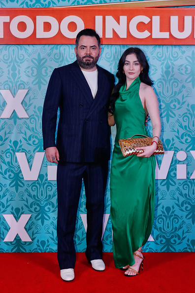 José Eduardo Derbez y Paola Dalay posan para una fotografía en la alfombra roja durante el estreno de "Hotel Todo Incluido" en Cinemex Antara, el 27 de agosto de 2026, en Ciudad de México, México. | Fuente: Getty Images