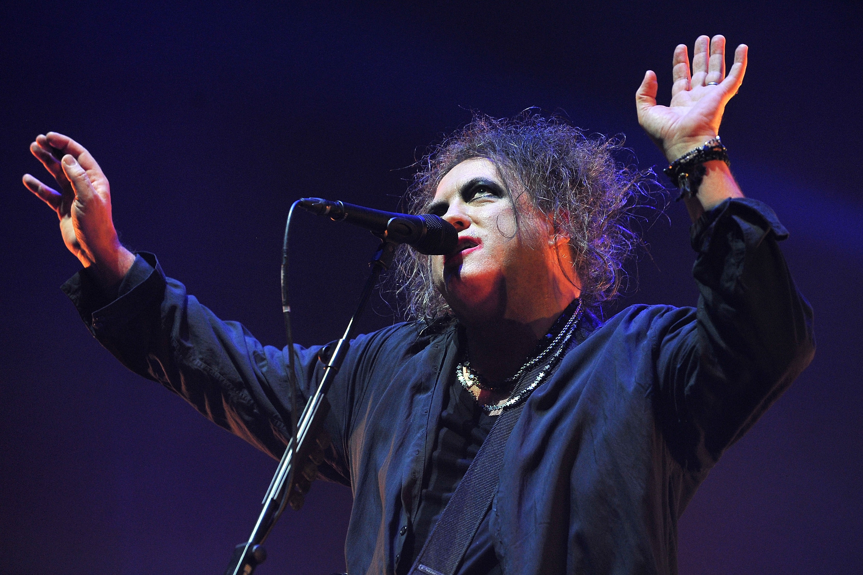 Robert Smith de The Cure actúa en directo en el escenario del Wembley Arena el 1 de diciembre de 2016, en Londres, Inglaterra. | Foto: Getty Images