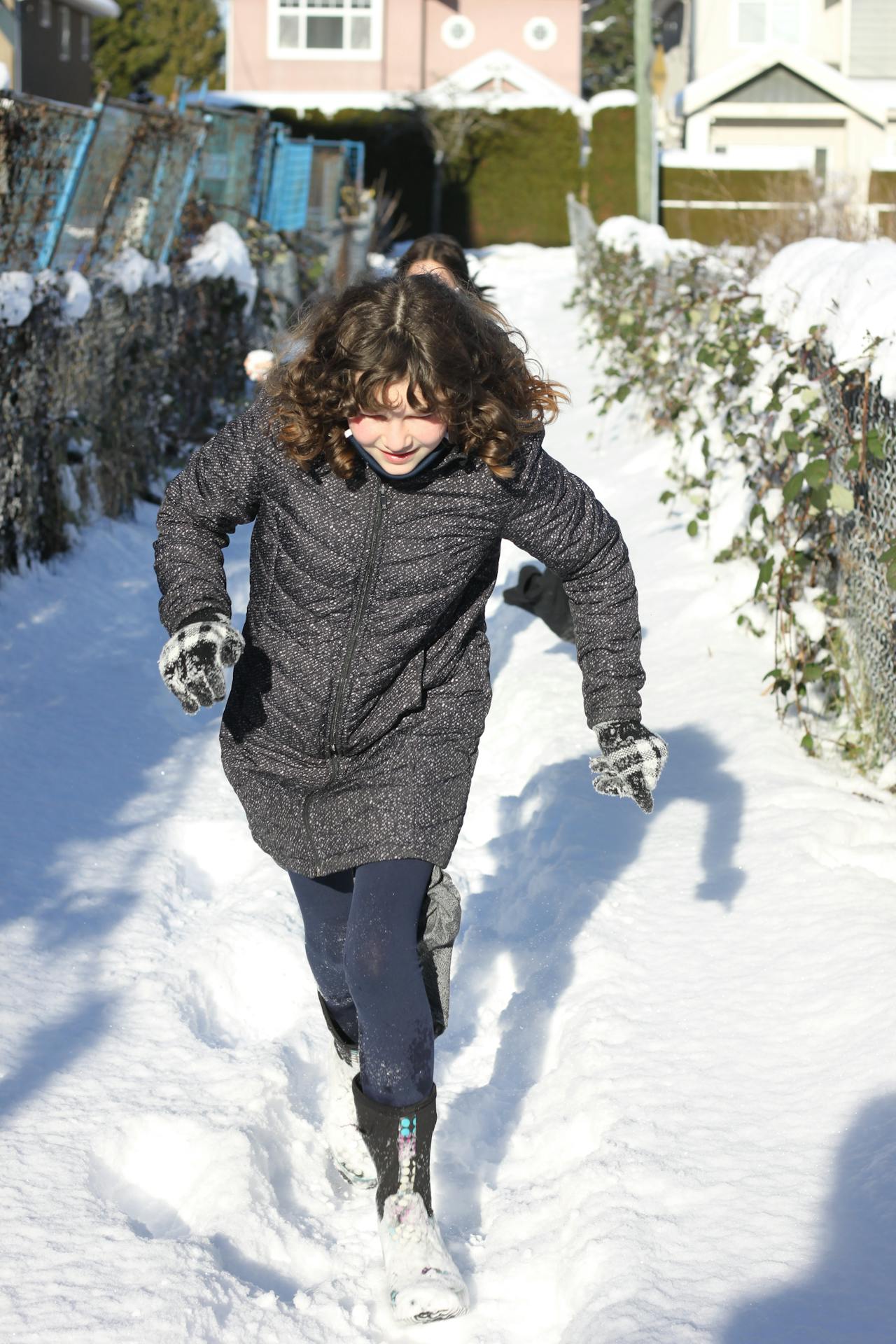 Una chica caminando sobre la nieve | Fuente: Pexels