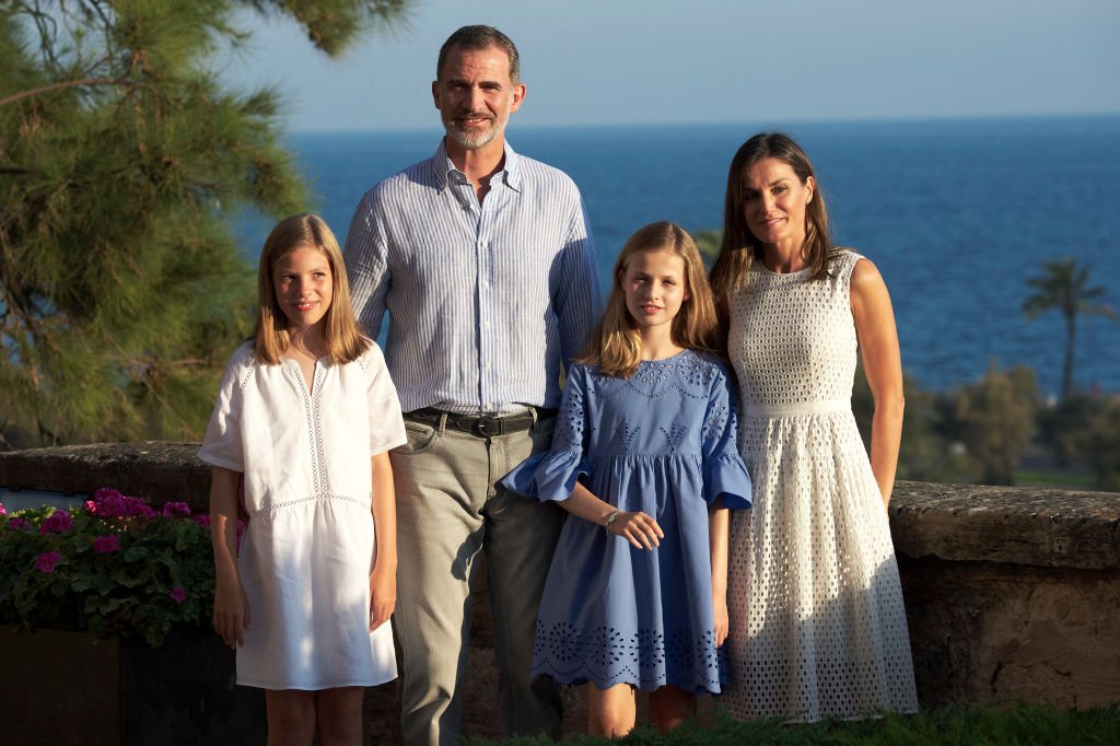 El Rey Felipe VI, la Reina Letizia, la Princesa Leonor (D) y la Princesa Sofía de España (I) posan para los fotógrafos durante la sesión de verano en el Palacio de la Almudaina el 29 de julio de 2018 en Palma de Mallorca, España. | Foto: Getty Images