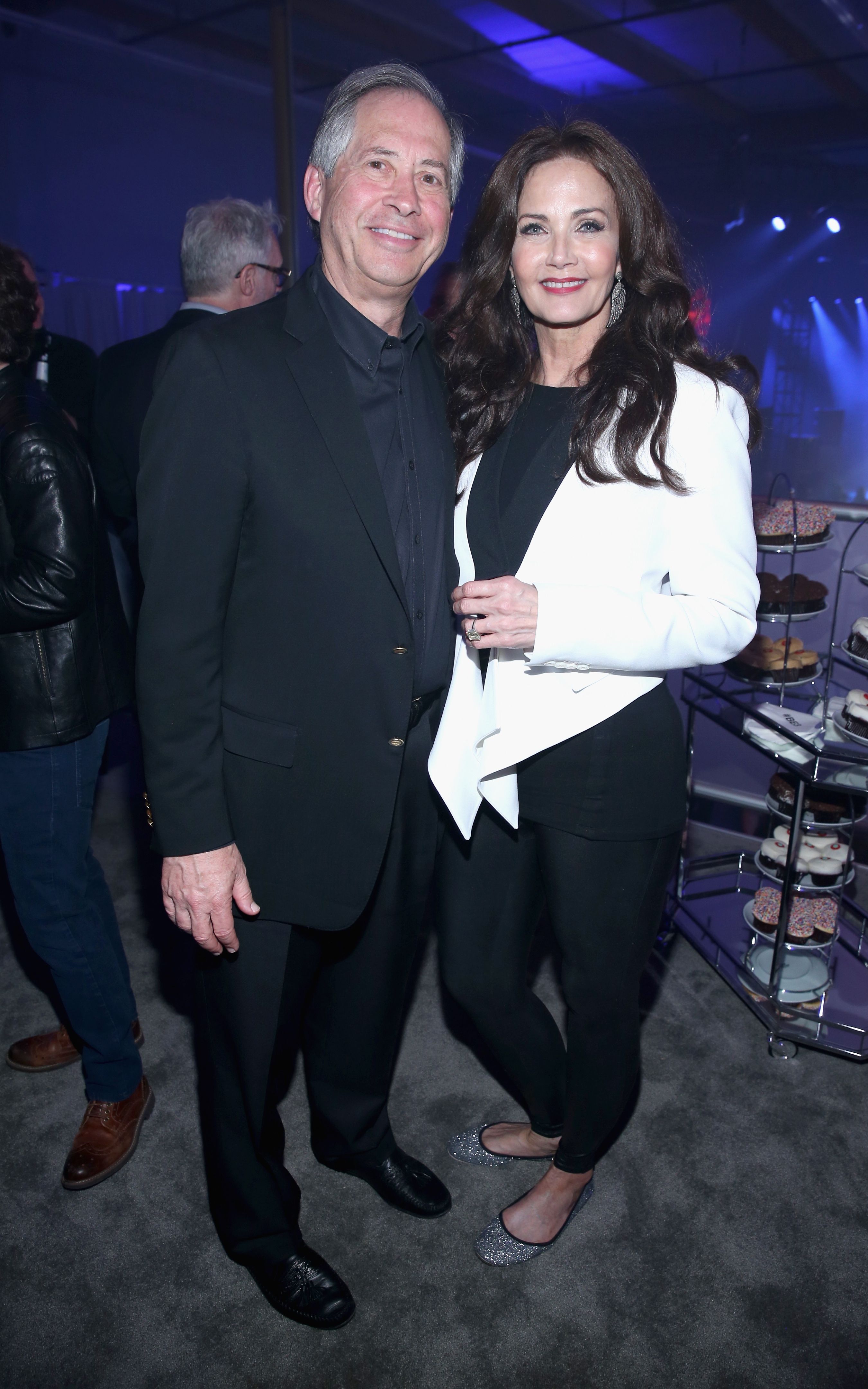 Robert A. Altman y Lynda Carter en su evento E3 Showcase y BE3 Plus en Los Ángeles, California. | Foto: Getty Images