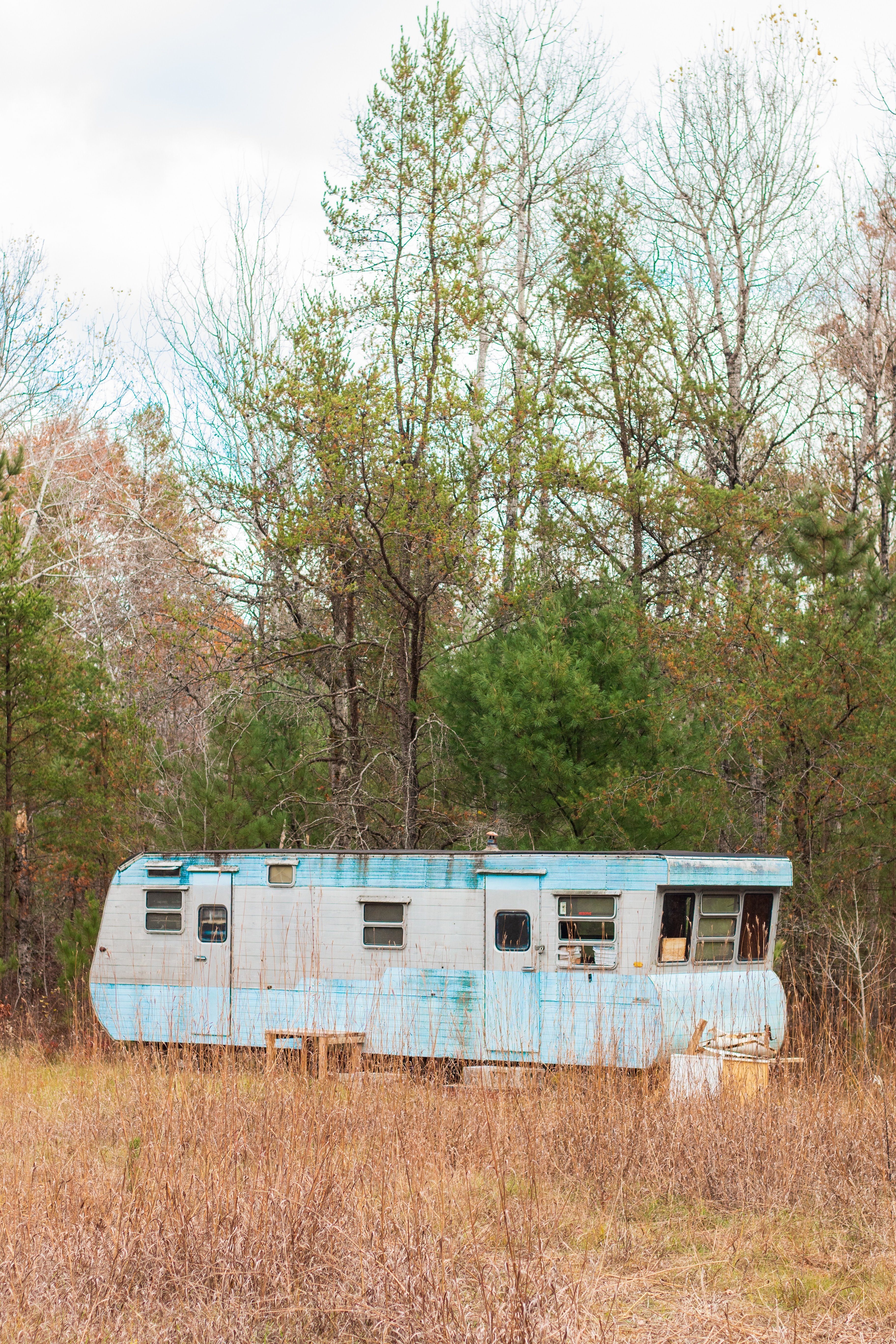 Una casa rodante estacionada en el bosque. | Imagen: Unsplash.com