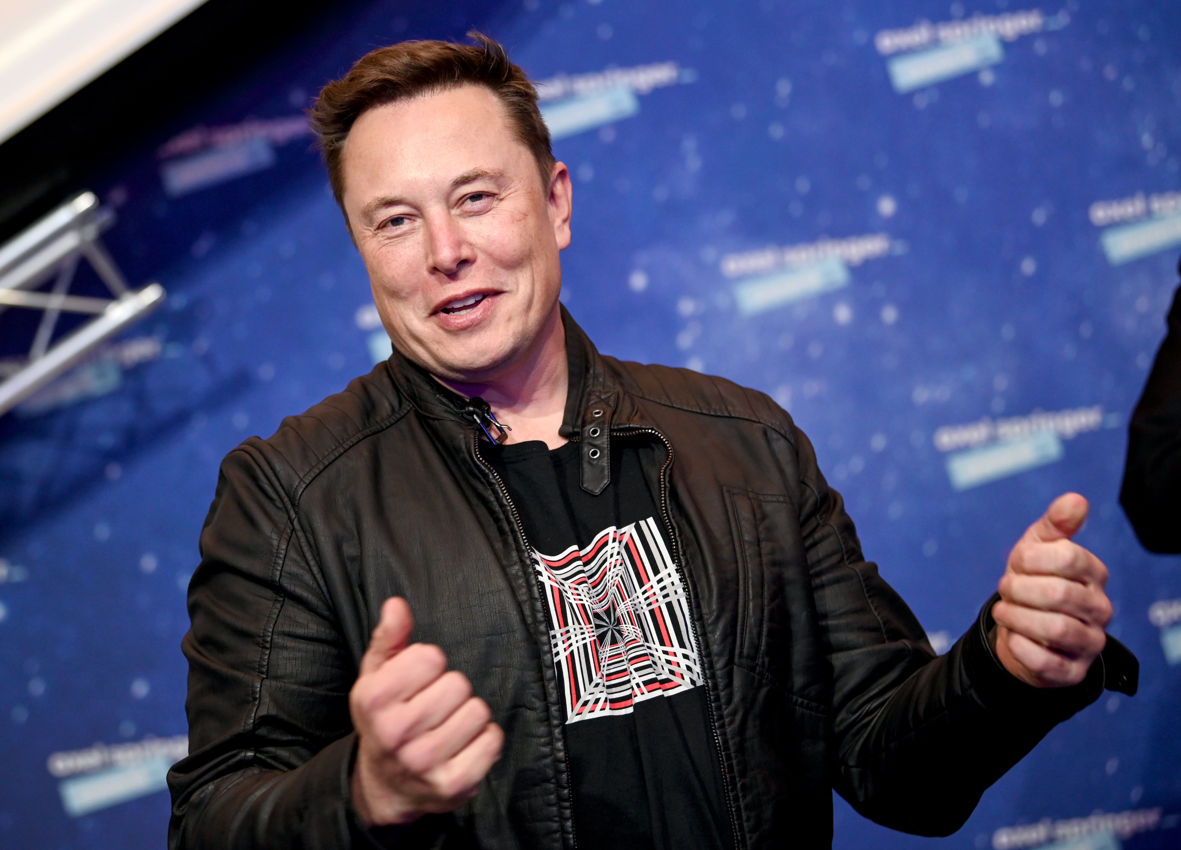 Elon Musk llega a la alfombra roja del Premio Axel Springer en Berlín, Alemania, el 1 de diciembre de 2020 | Fuente: Getty Images