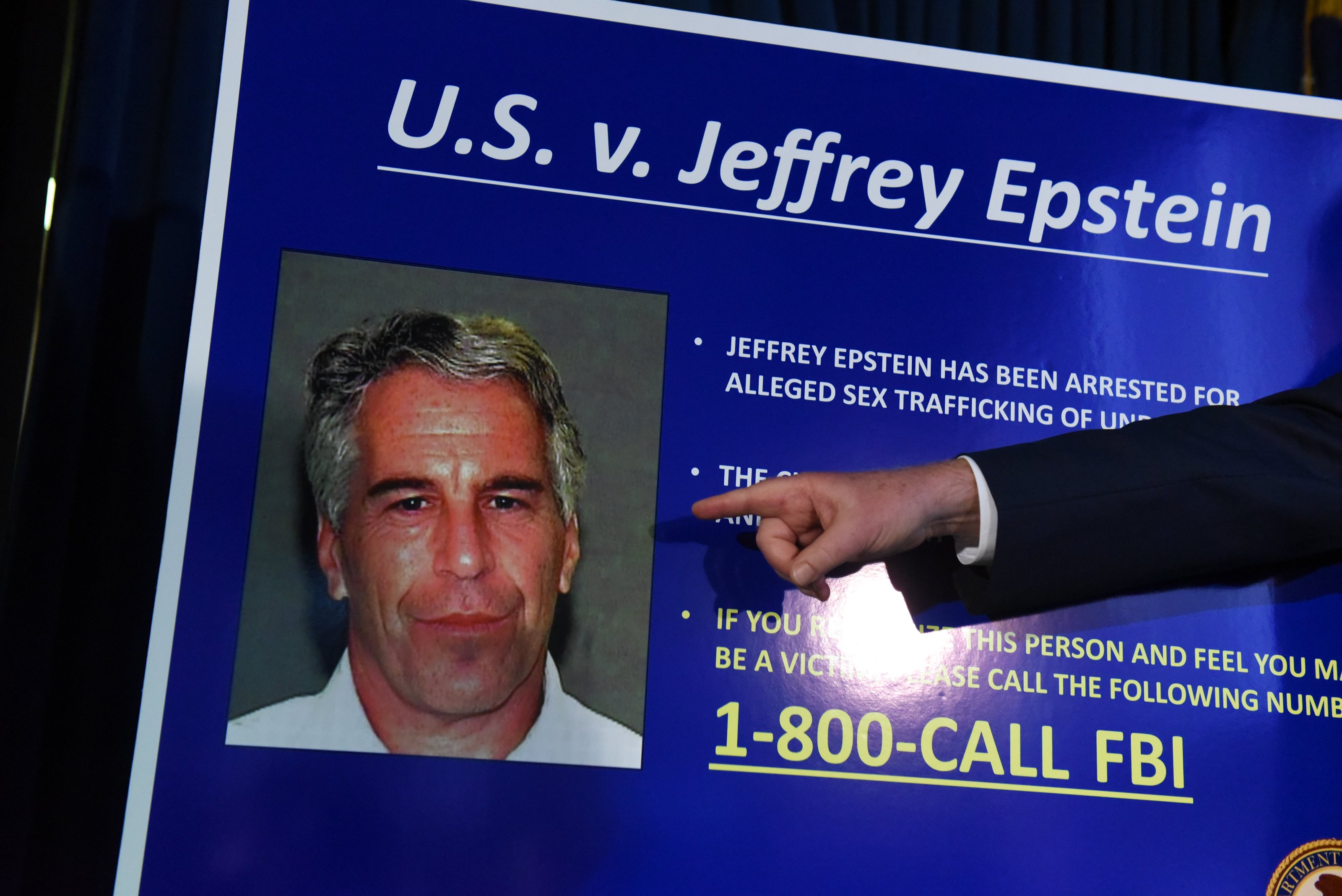El fiscal federal Geoffrey Berman anuncia cargos contra Jeffery Epstein en la ciudad de Nueva York. | Foto: Getty Images