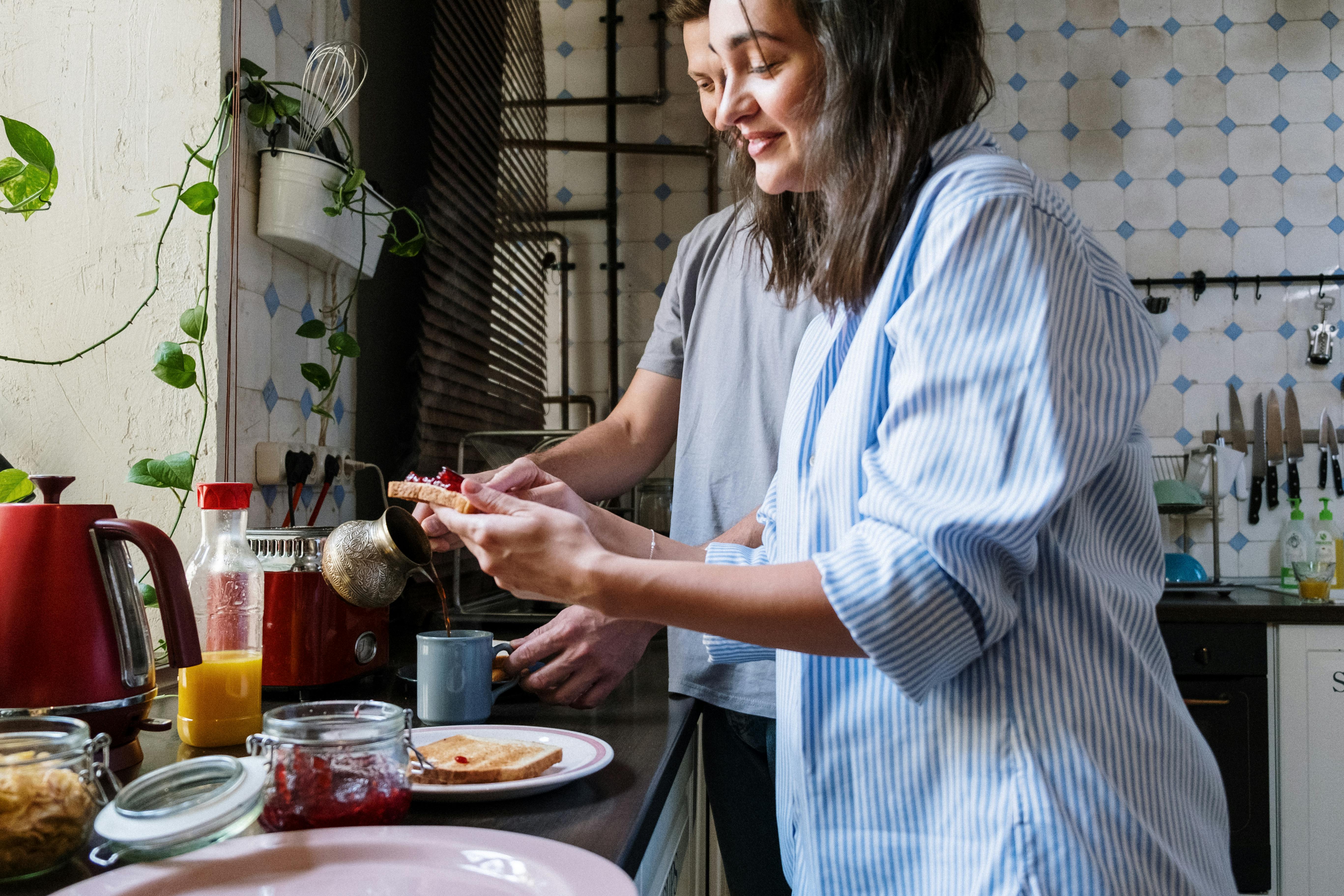 Una pareja feliz en la cocina | Fuente: Pexels