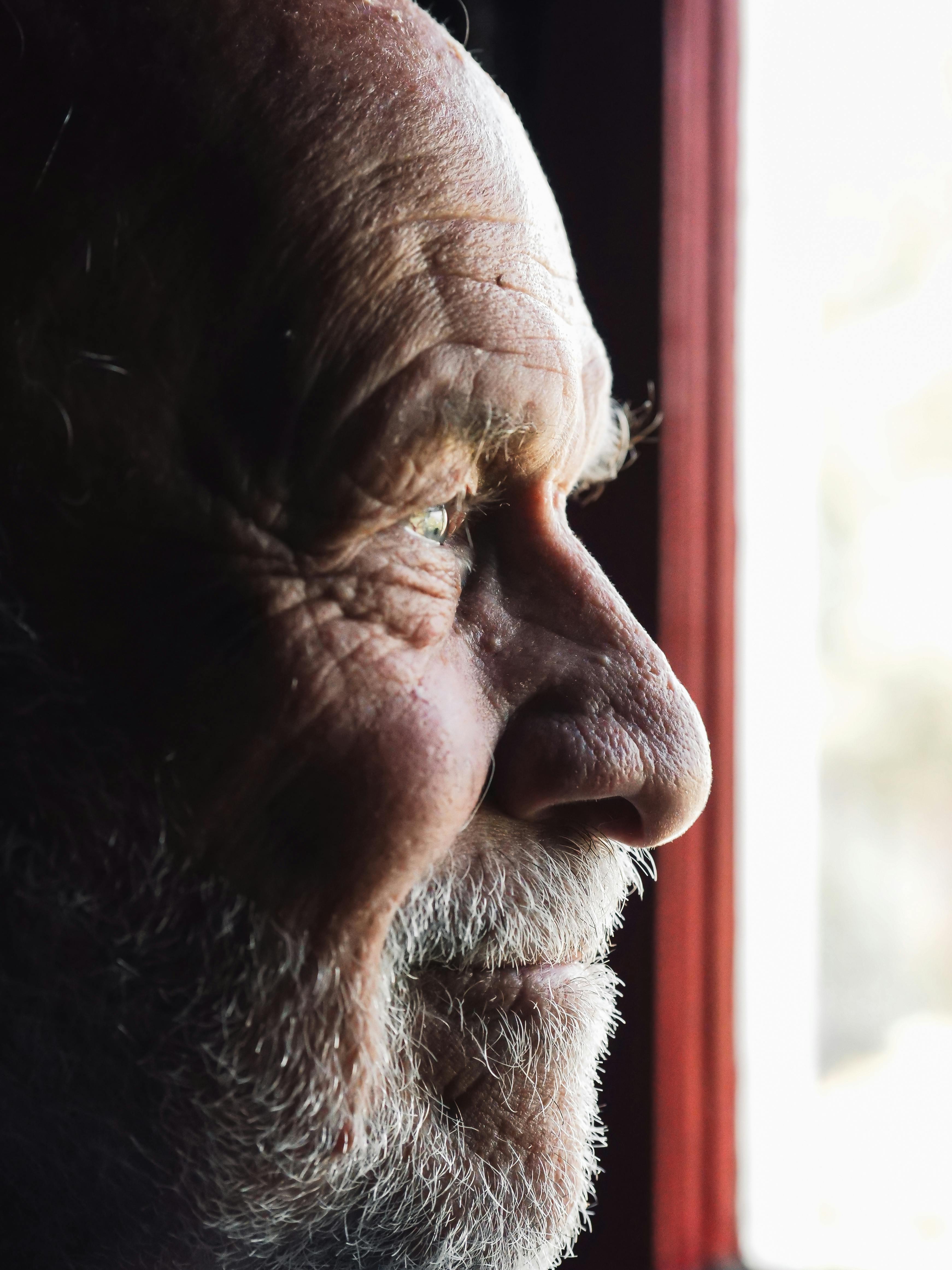 Una vista laterale di un uomo che sorride | Fonte: Pexels
