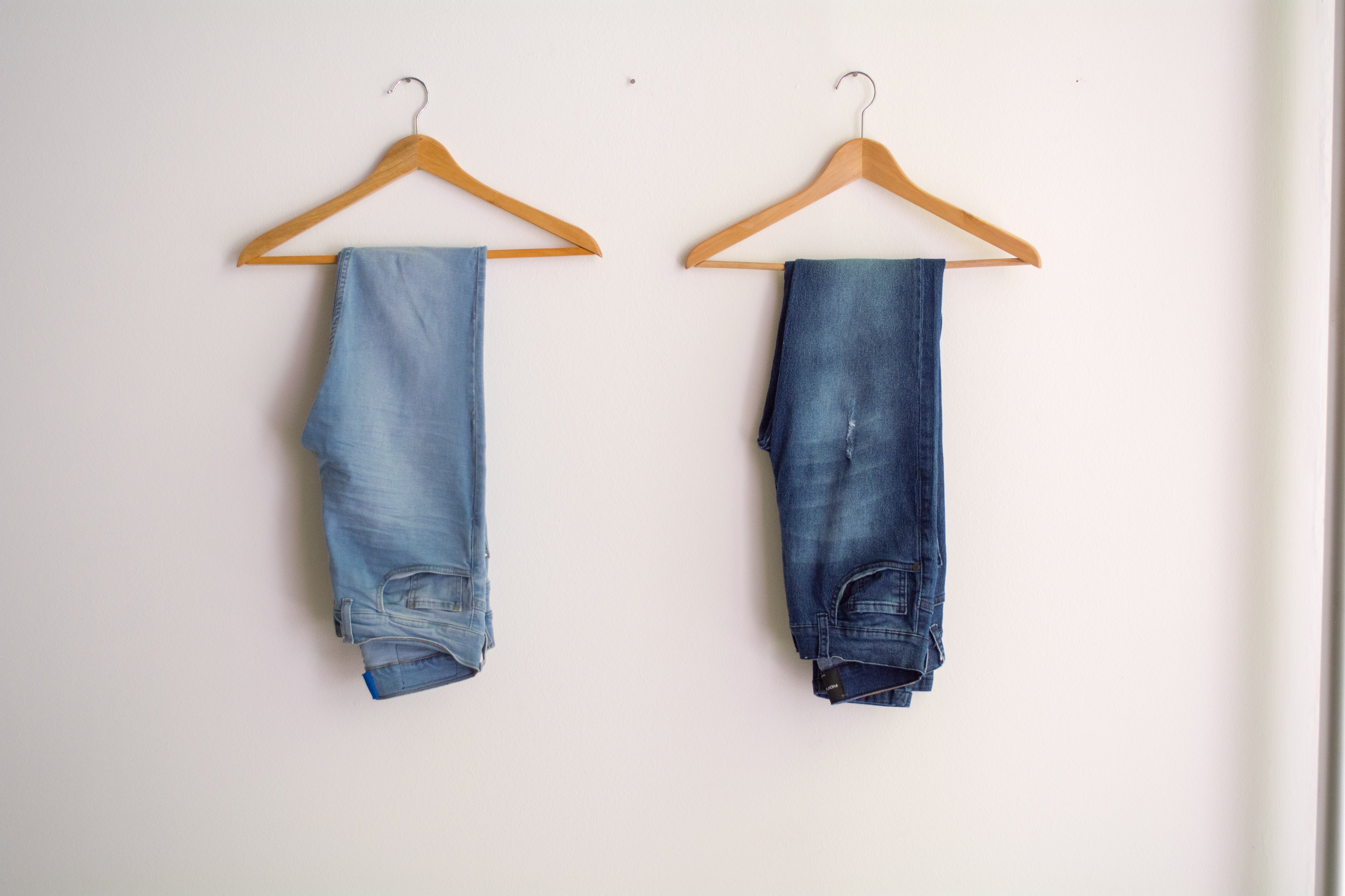 Dos pantalones de mezclilla. | Foto: Pexels