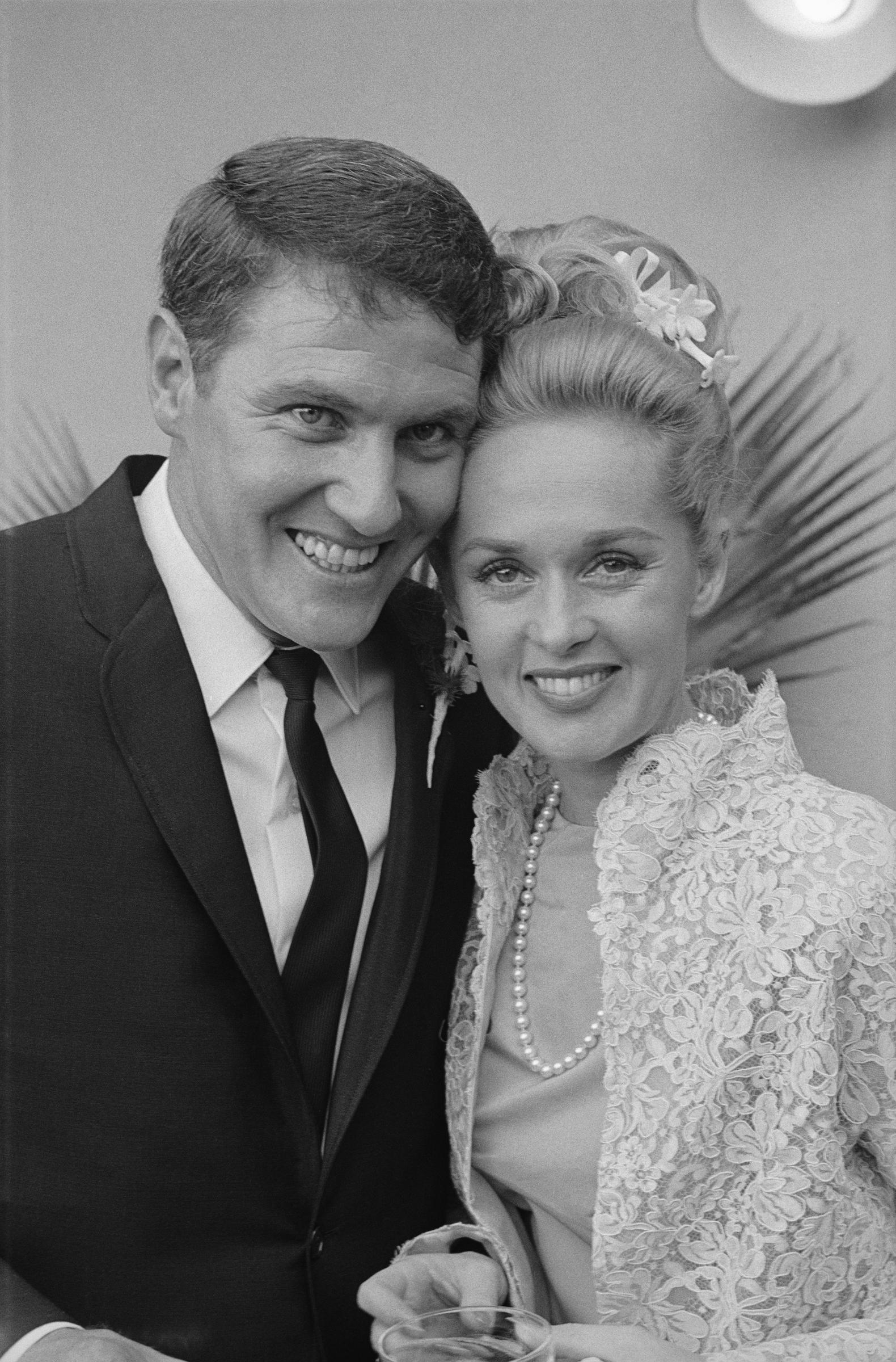 Tippi Hedren y Noel Marshall el día de su boda, el 20 de septiembre de 1964. | Fuente: Getty Images