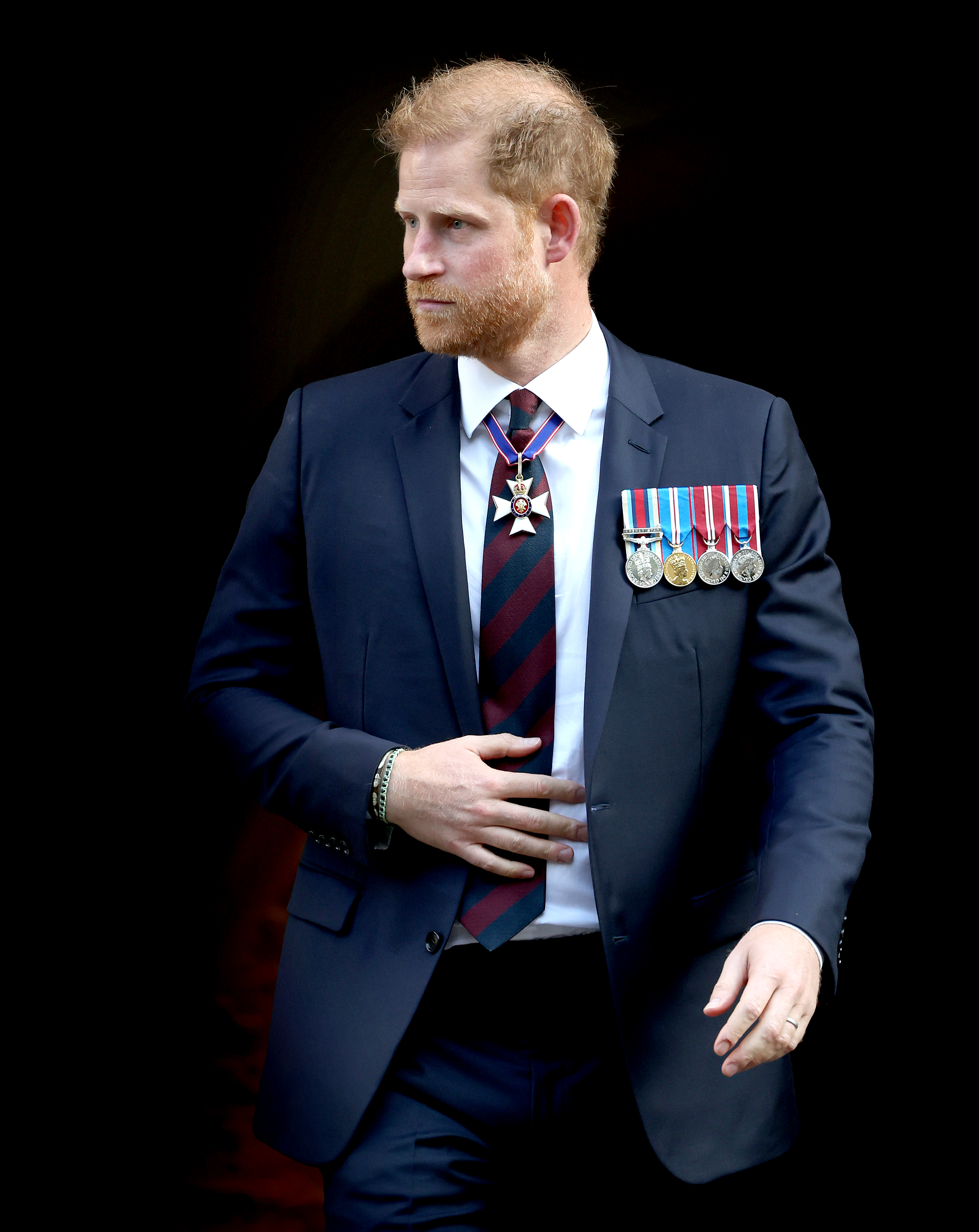 El príncipe Harry fue visto luciendo su Orden del Cuello y Estrella KCVO en el Servicio del 10º Aniversario de la Fundación de los Juegos Invictus en la Catedral de San Pablo de Londres, Inglaterra, el 8 de mayo de 2024 | Fuente: Getty Images