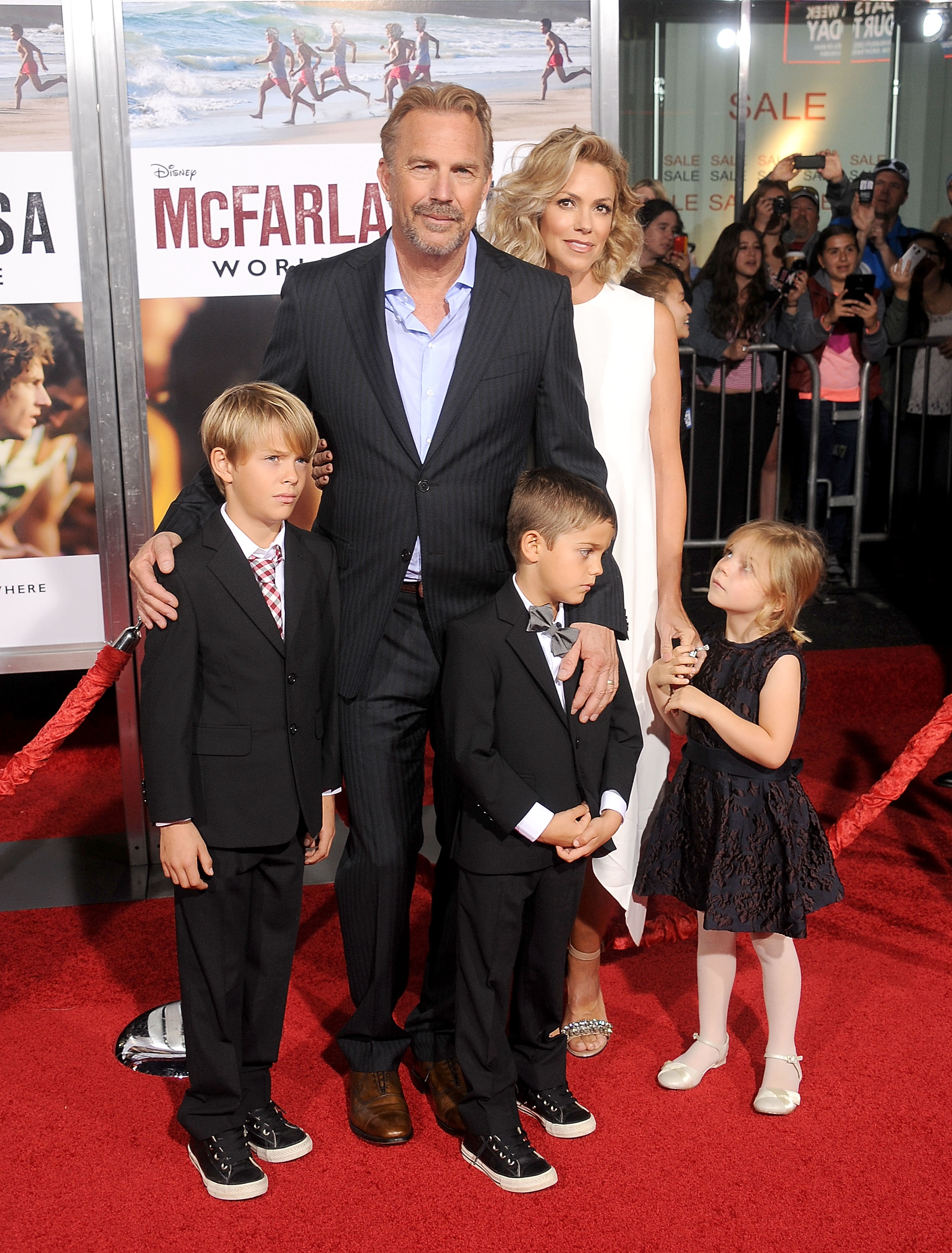 Kevin Costner con Christine Baumgartner y sus hijos Grace Avery, Hayes Logan y Cayden Wyatt Costner en el estreno de "McFarland, USA" el 9 de febrero de 2015 en Hollywood, California | Fuente: Getty Images