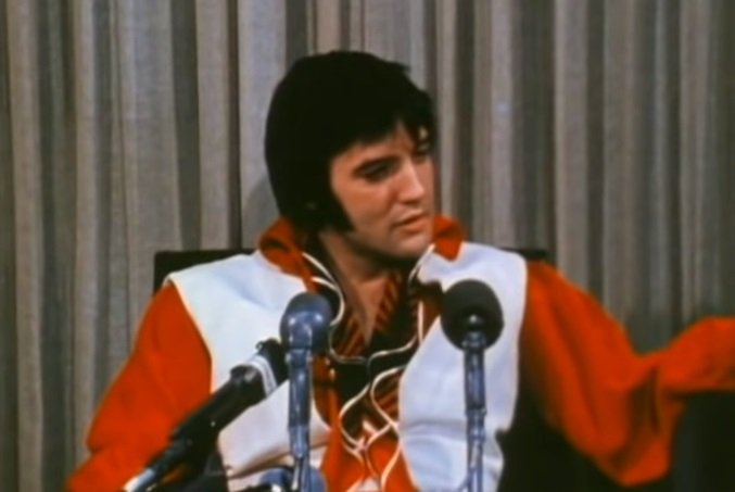 Elvis Presley en la entrevista de 1974 filmada en Texas.| Foto: YouTube / Josinho1989.