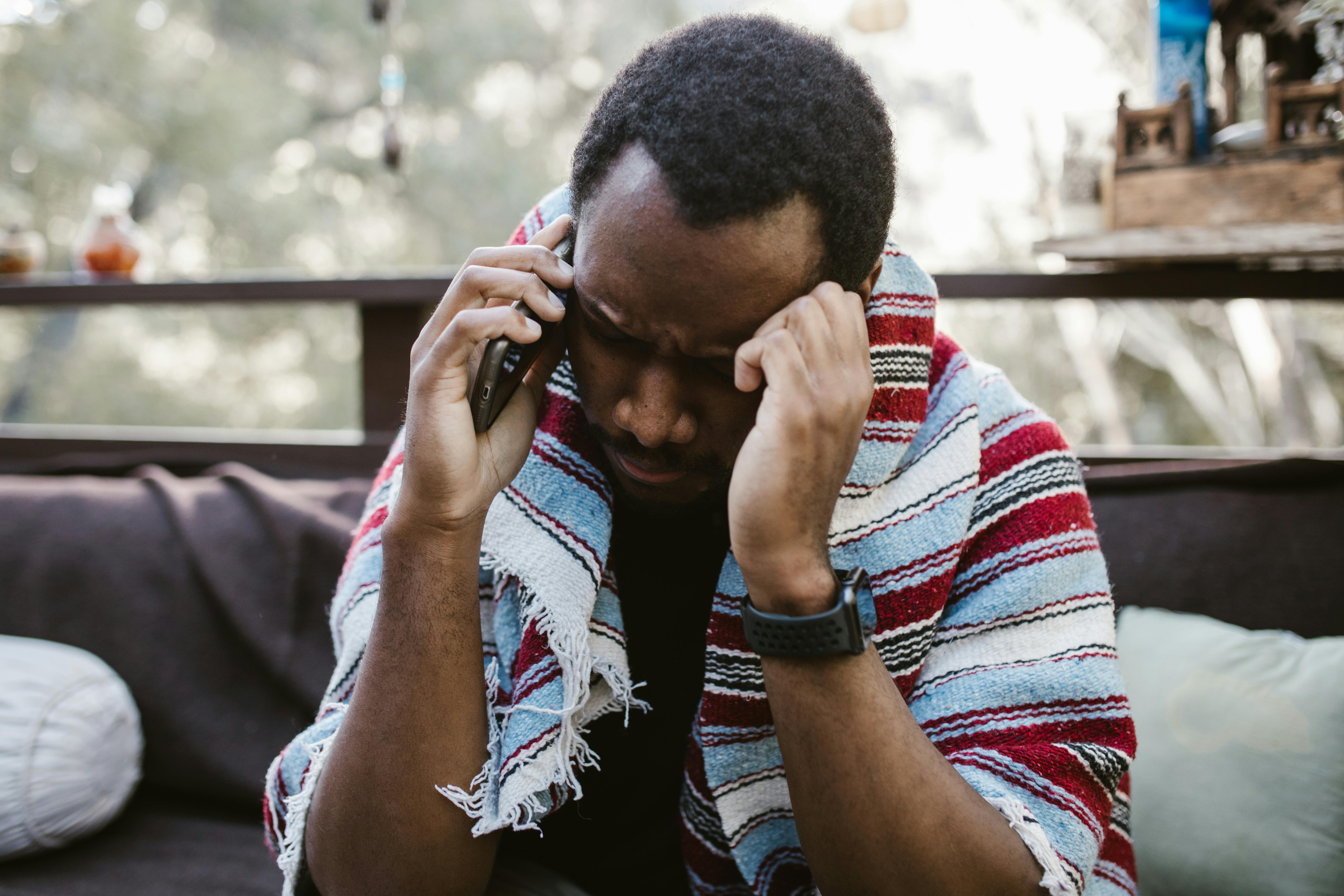Hombre alterado hablando por teléfono | Foto: Pexels