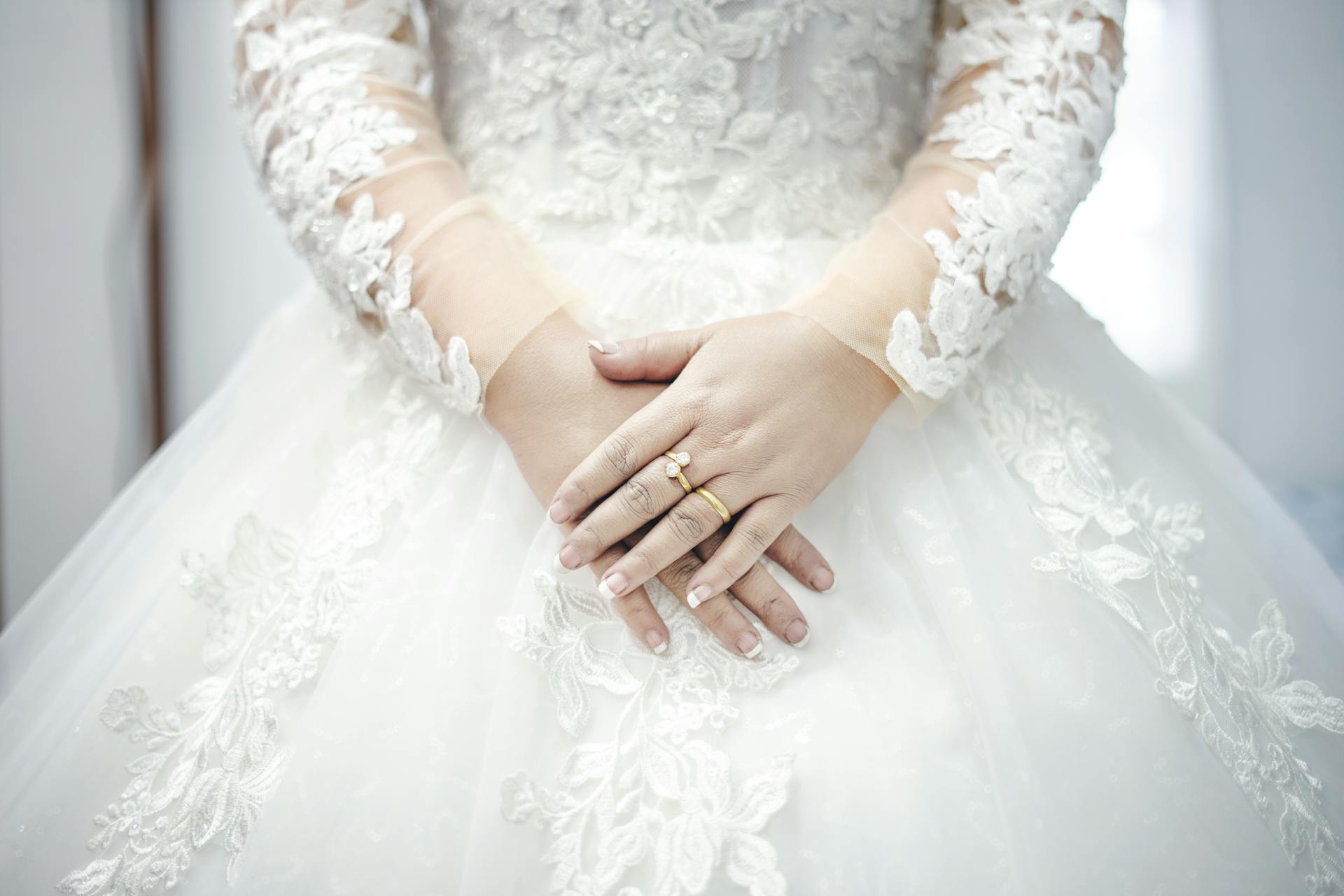 Una donna in abito bianco | Fonte: Pexels