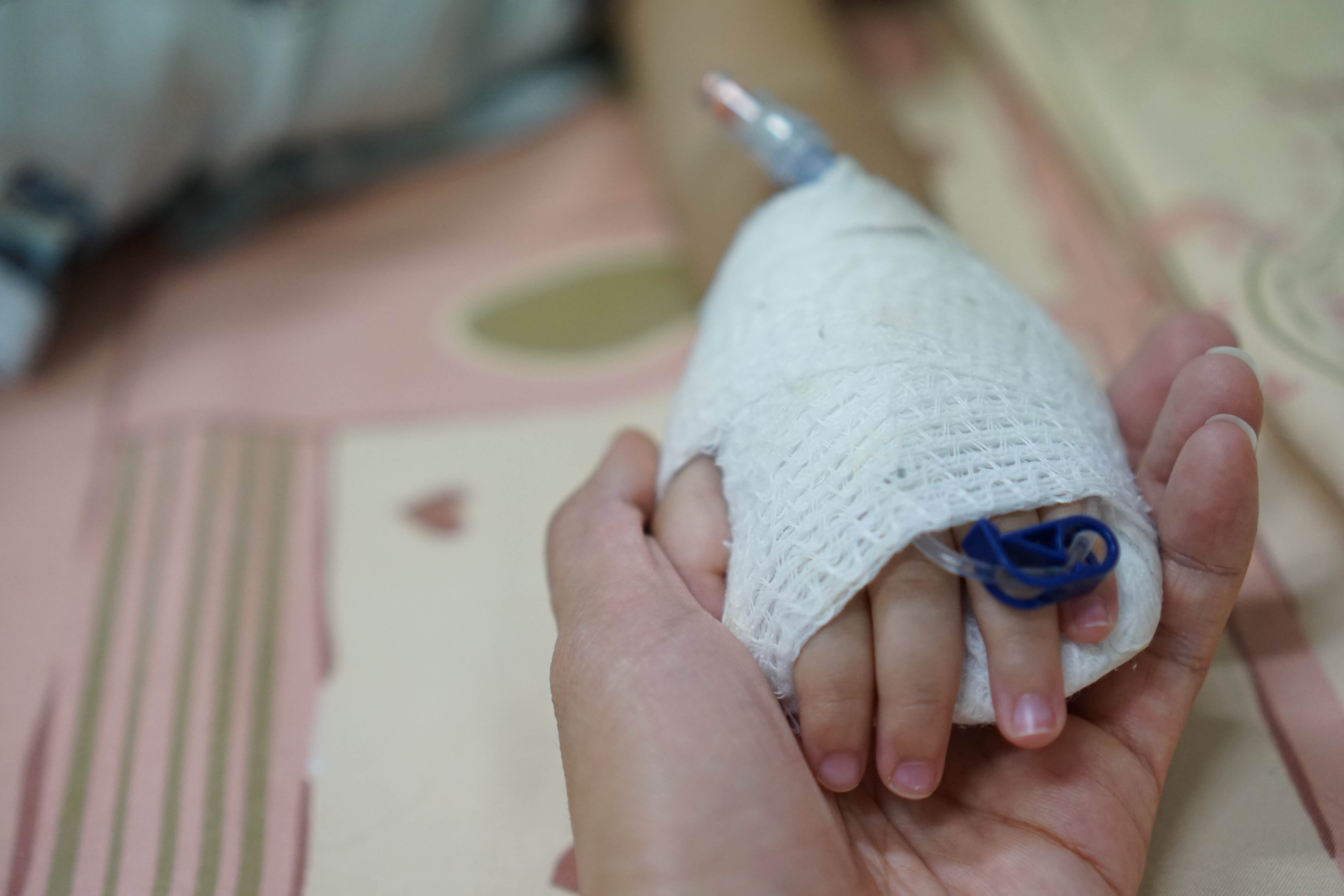 Una madre coge de la mano a su hijo en el hospital | Foto: Shutterstock
