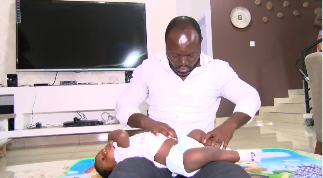 Edmund Akrofi con uno de sus gemelos. | Foto: Youtube/Joy Learning Tv