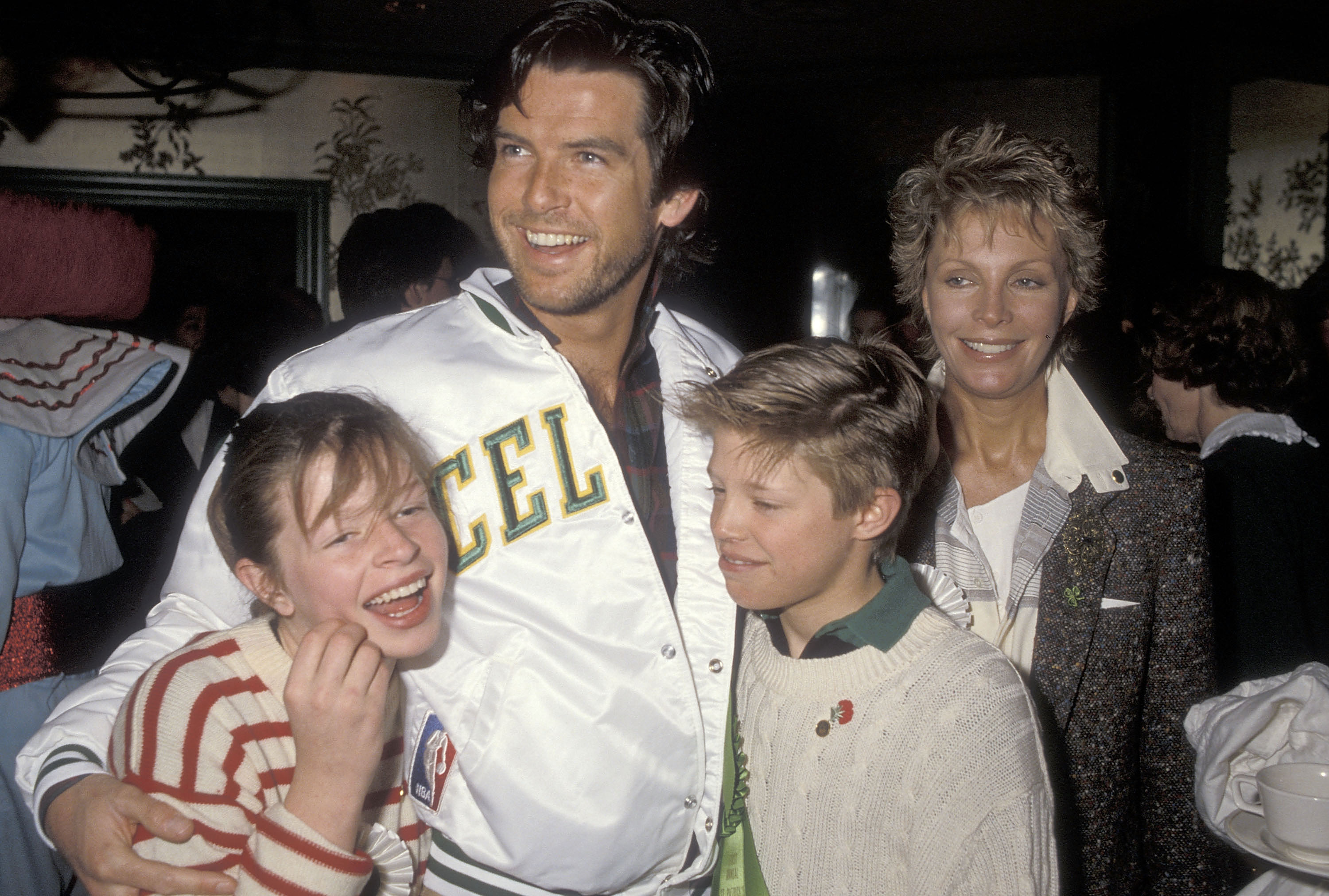 Pierce Brosnan, su esposa Cassandra Harris, su hija Charlotte y su hijo Christopher Brosnan en el Primer Brunch Anual de Celebridades del Desfile de San Patricio de Beverly Hills el 17 de marzo de 1985, en Beverly Hills, California | Foto: Getty Images