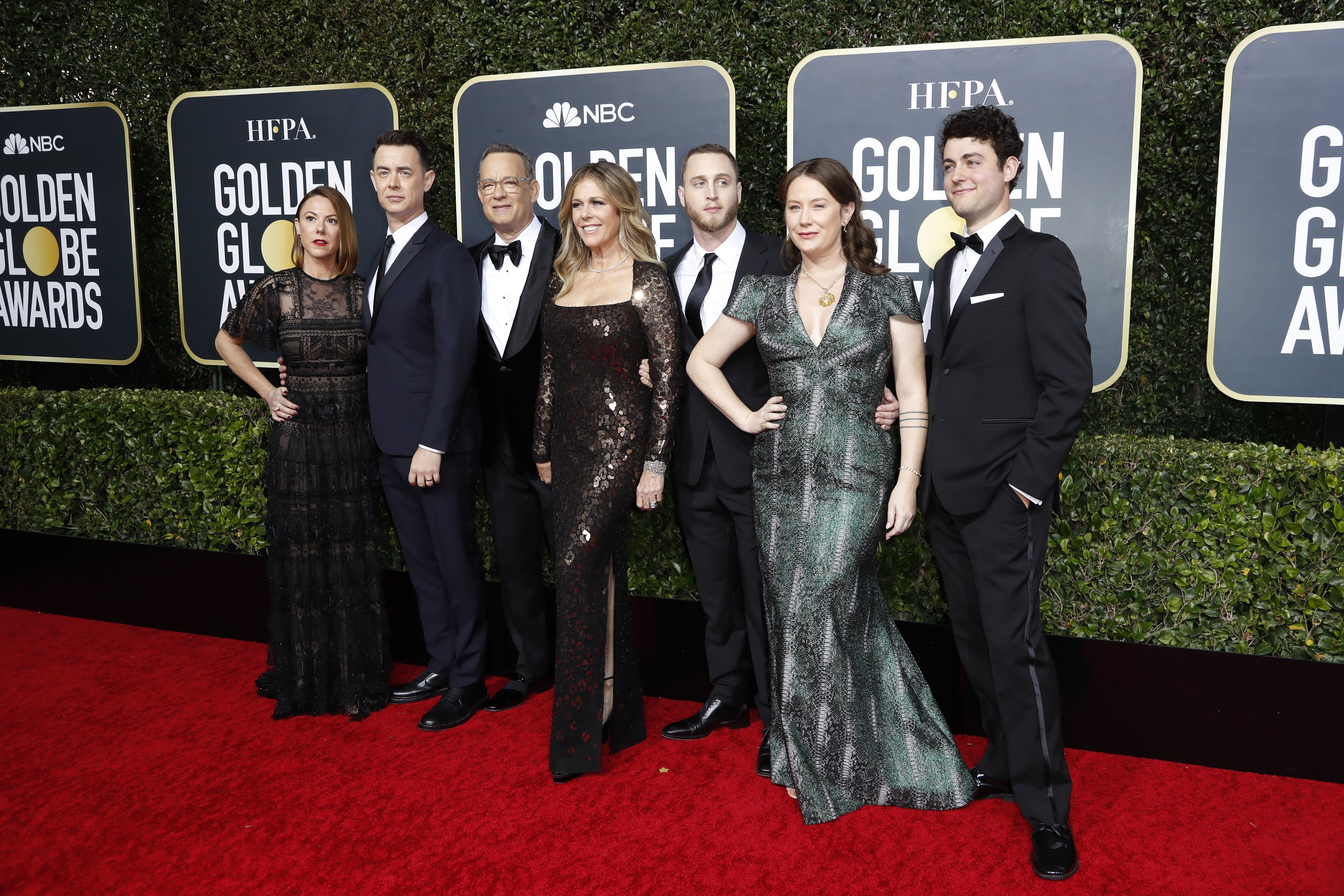 (De izquierda a derecha) Samantha Bryant, Colin Hanks, Tom Hanks, Rita Wilson, Chet Hanks, Elizabeth Hanks y Truman Hanks llegan a la 77.ª edición de los Globos de Oro en el Beverly Hilton el 5 de enero de 2020 | Foto: Getty Images