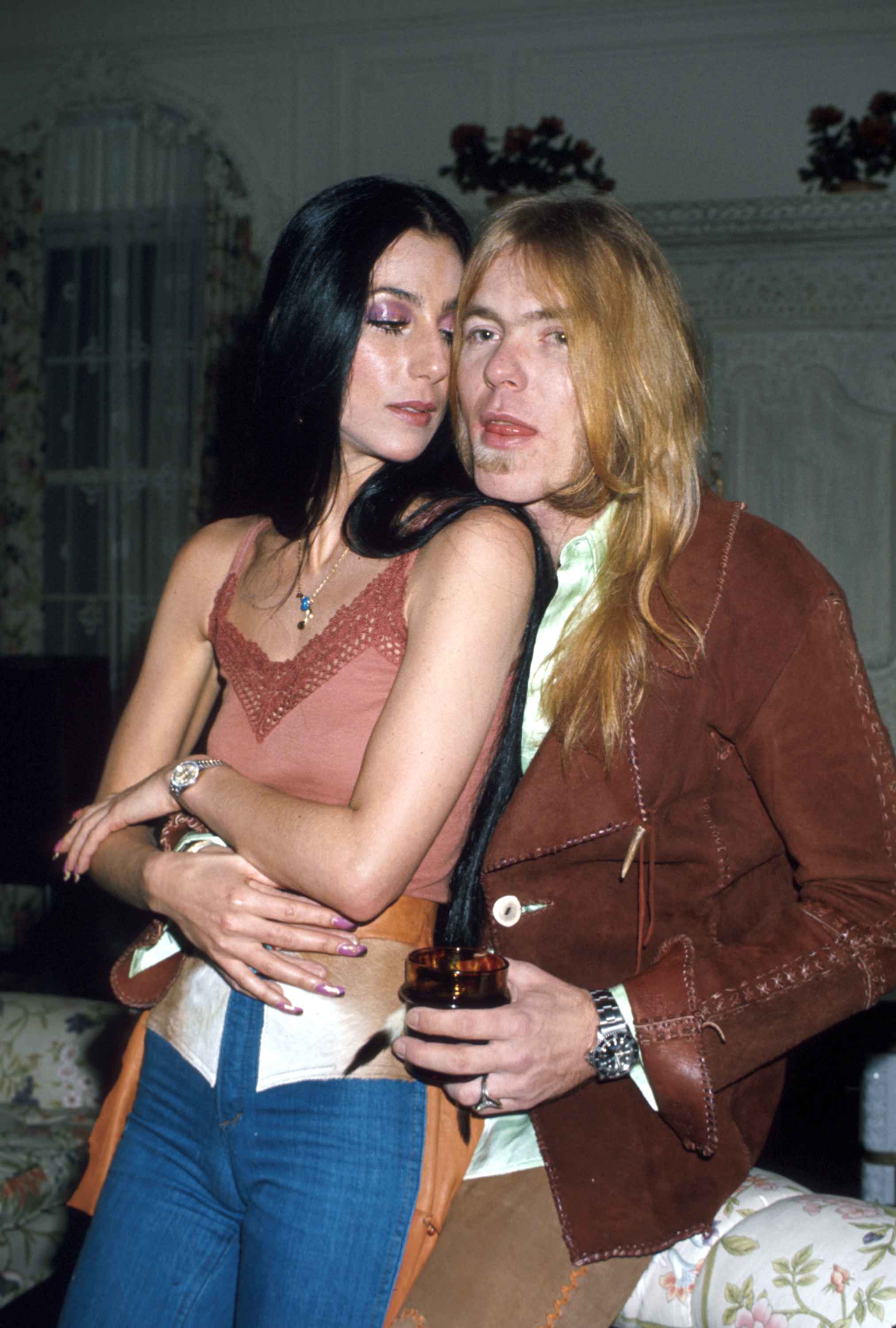 Cher posa con Gregg Allman en Los Ángeles, California, en 1977. | Fuente: Getty Images