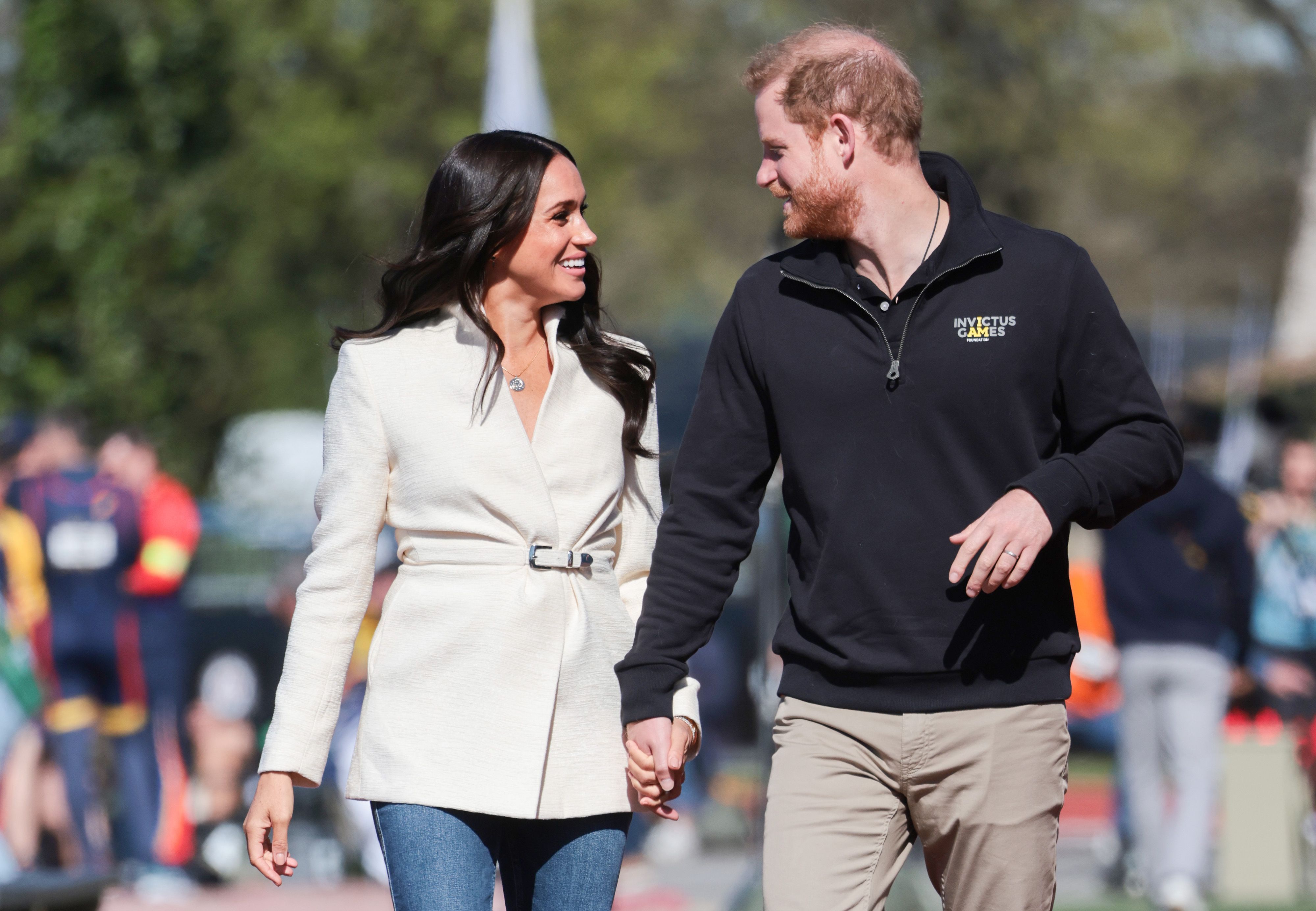 Meghan Markle y el príncipe Harry asisten a la competición de atletismo en Zuiderpark el 17 de abril de 2022, en La Haya, Países Bajos. | Fuente: Getty Images