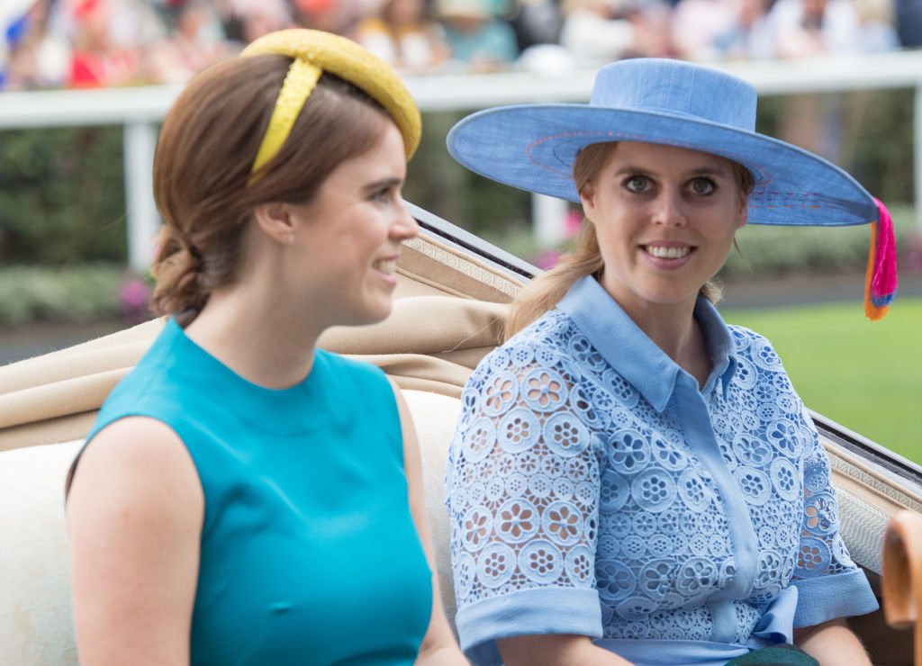 Beatriz y Eugenia de York en el primer día del Royal Ascot en el hipódromo de Ascot el 18 de junio de 2019. | Foto: Getty Images.