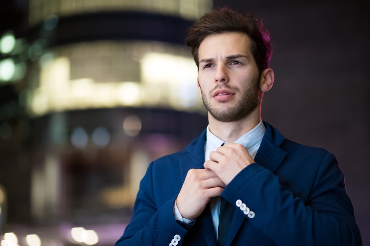 Un hombre con un impoluto traje azul | Fuente: Pexels