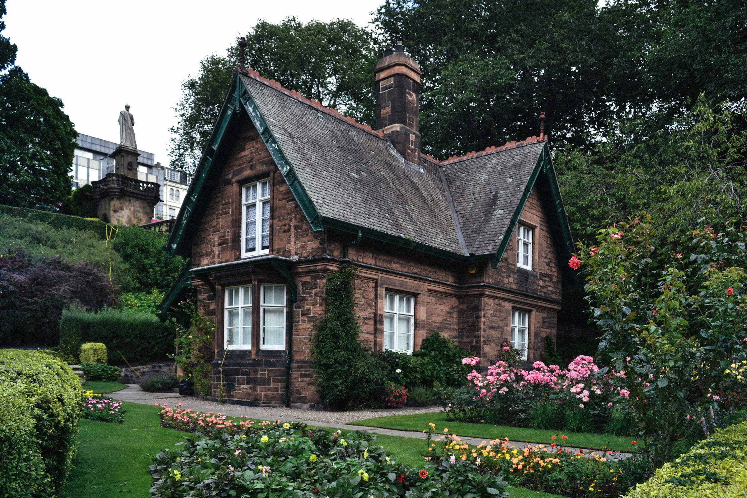 Vista lateral de una casa de campo con un bonito jardín | Fuente: Unsplash