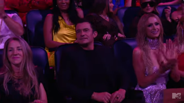 Orlando Bloom observa la actuación de Katy Perry en los MTV VMAs, de un vídeo de YouTube fechado el 12 de septiembre de 2024 | Fuente: Youtube/@MTV