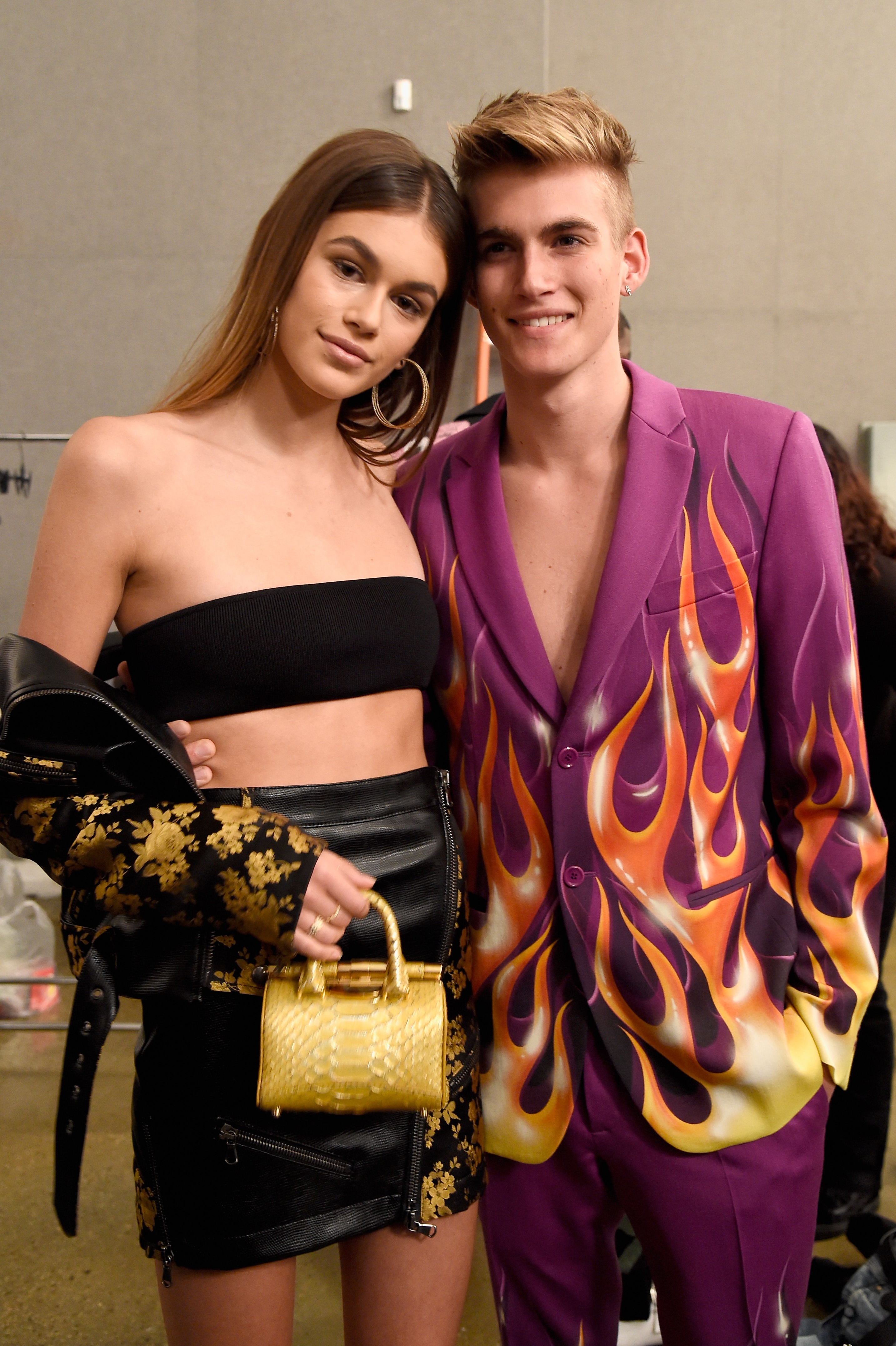 Las modelos Kaia Gerber y Presley Gerber posan entre bastidores en el desfile de la colección de primavera/verano de Moschino para hombre y de la colección Resort para mujer, celebrado en Milk Studios el 8 de junio de 2017 en Hollywood, California. | Fuente: Getty Images