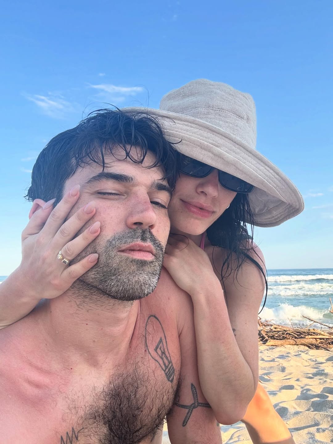 Lali Espósito y Pedro Rosemblat celebrando su compromiso en la playa | Fuente: Instagram/lali