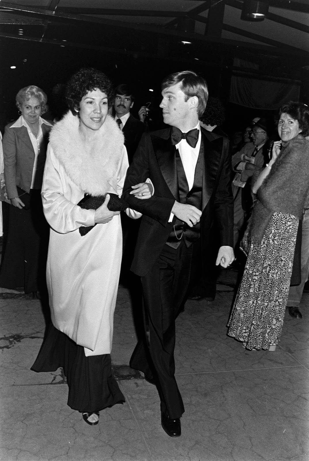 Alma Gonzales y Richard Thomas en un homenaje presentado por la Sociedad Cinematográfica del Lincoln Center en Nueva York el 2 de mayo de 1975 | Fuente: Getty Images