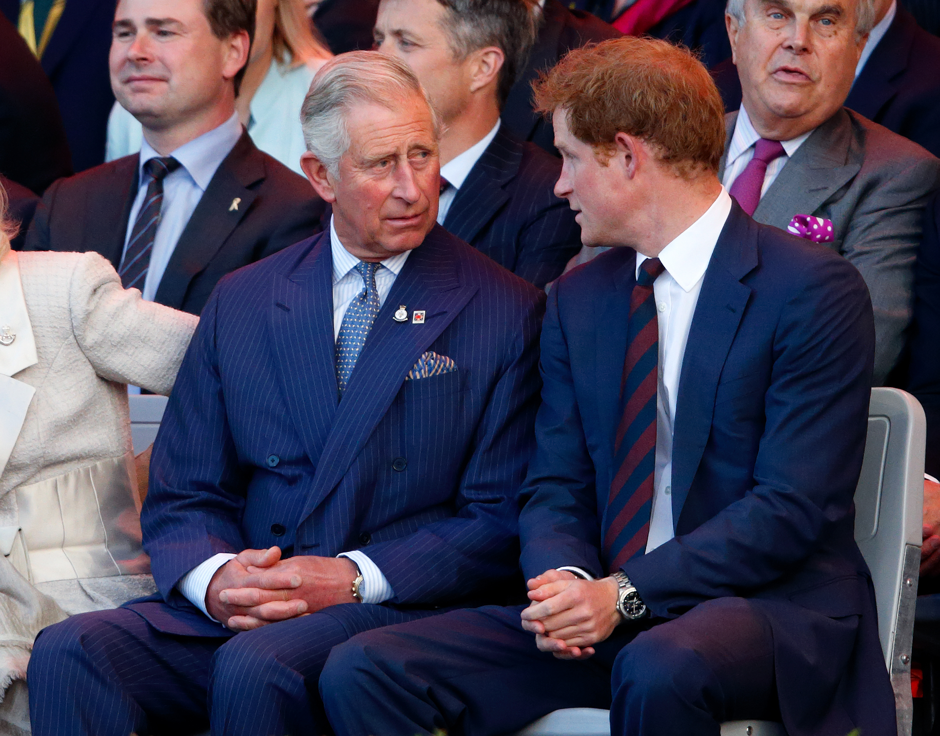 El rey Charles III y el príncipe Harry conversan durante la Ceremonia de Inauguración de los Juegos Invictus en Londres, Inglaterra, el 10 de septiembre de 2014 | Fuente: Getty Images