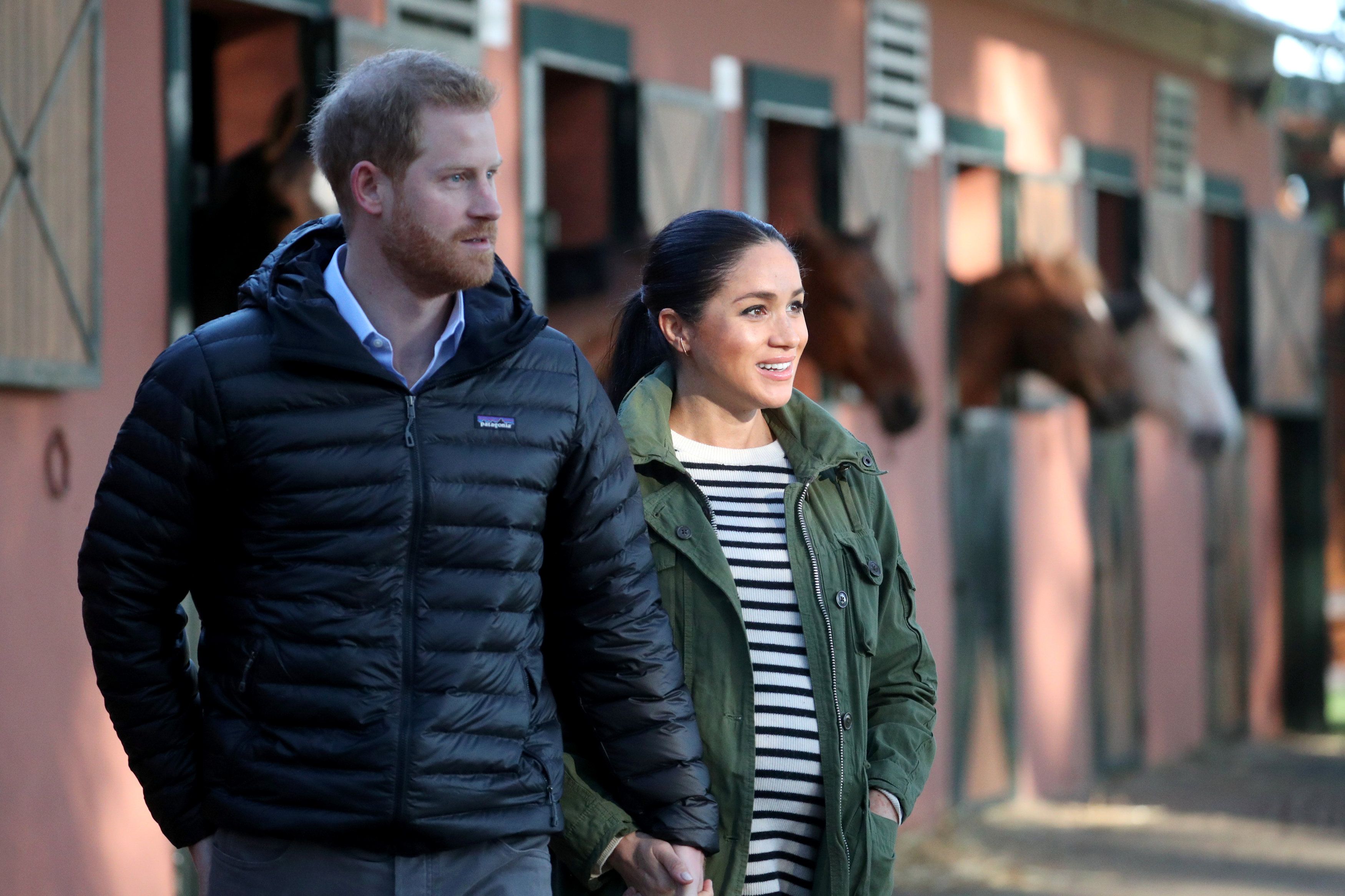 Harry y Meghan visitando la Real Federación Marroquí de Deportes de Equitación en Rabat, Marruecos. | Foto: Getty Images