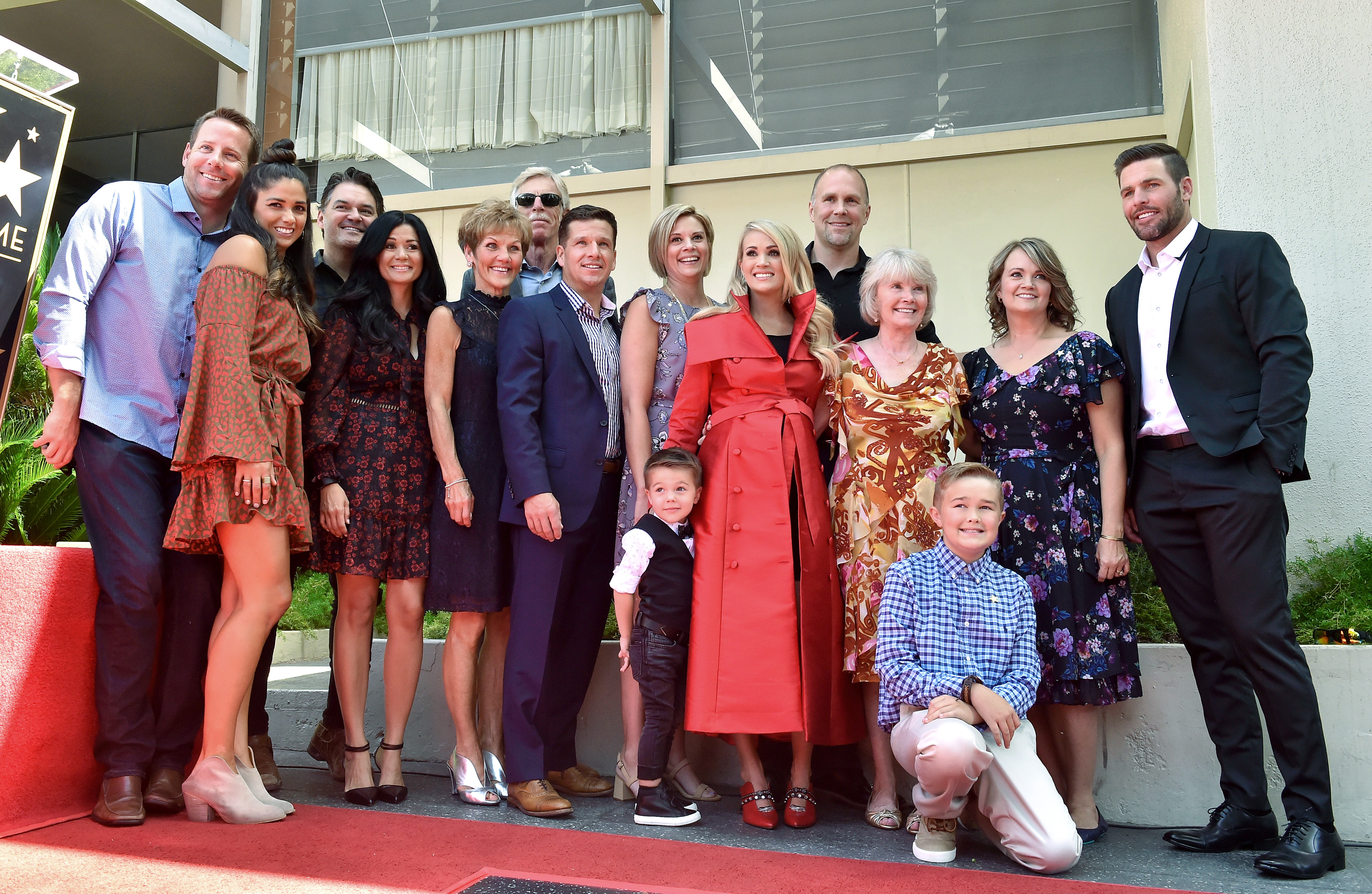 Carrie Underwood, Mike Fisher y su familia en la ceremonia de entrega de la estrella de Carrie Underwood en el Paseo de la Fama de Hollywood, en Hollywood, California, el 20 de septiembre de 2018 | Fuente: Getty Images