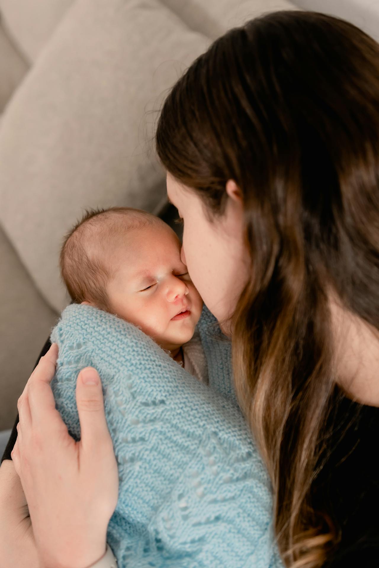 Una mujer con su bebé recién nacido en brazos | Fuente: Pexels