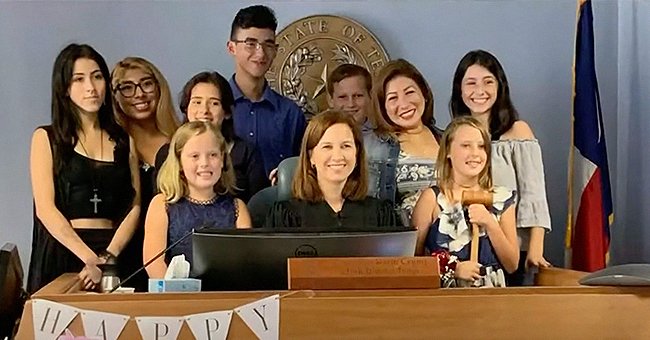 Jennifer Hidrogo y sus hijos en la corte el día de la adopción. | Foto: youtube.com/KVUE 