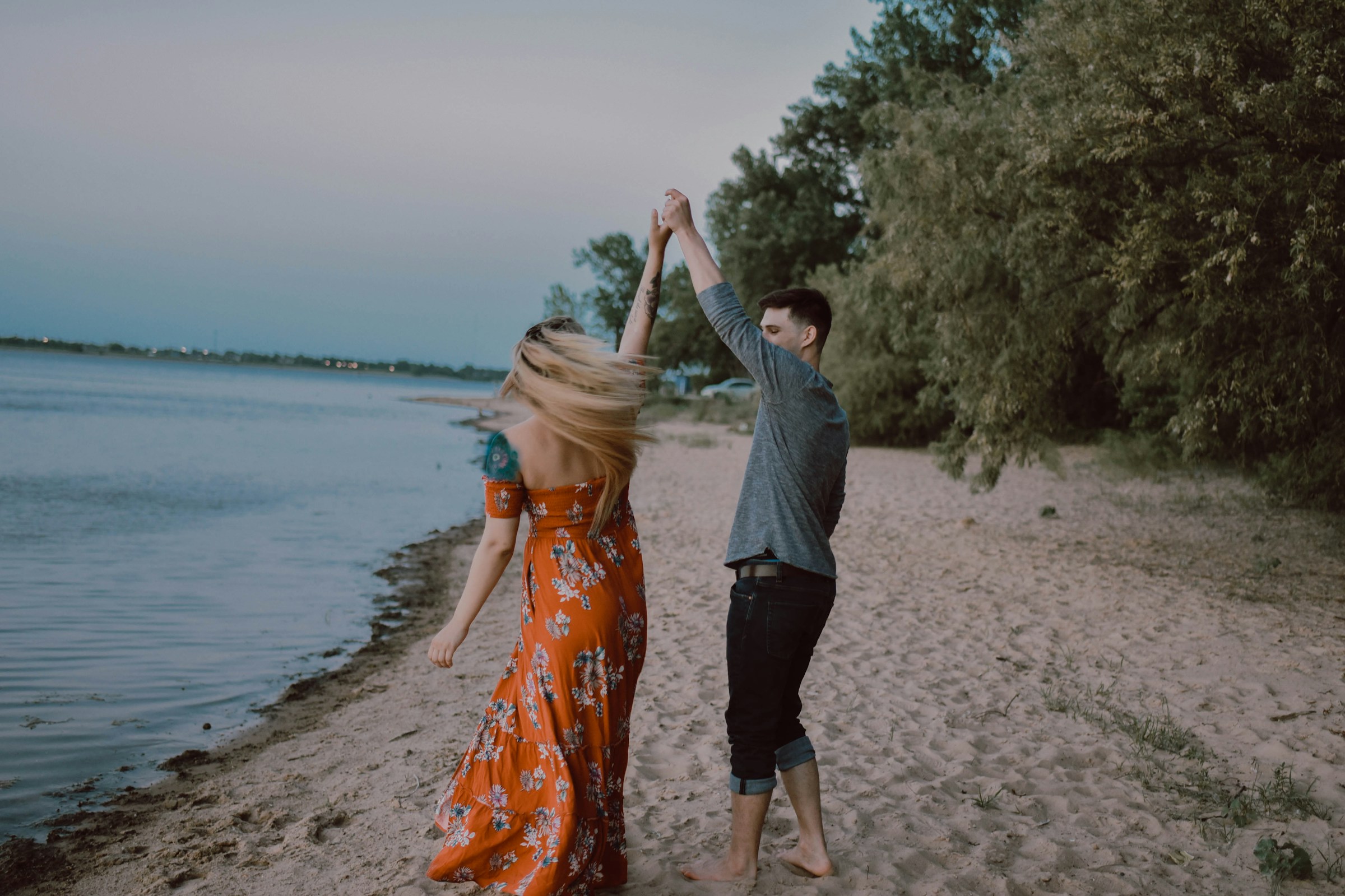 Una pareja en la playa | Fuente: Unsplash