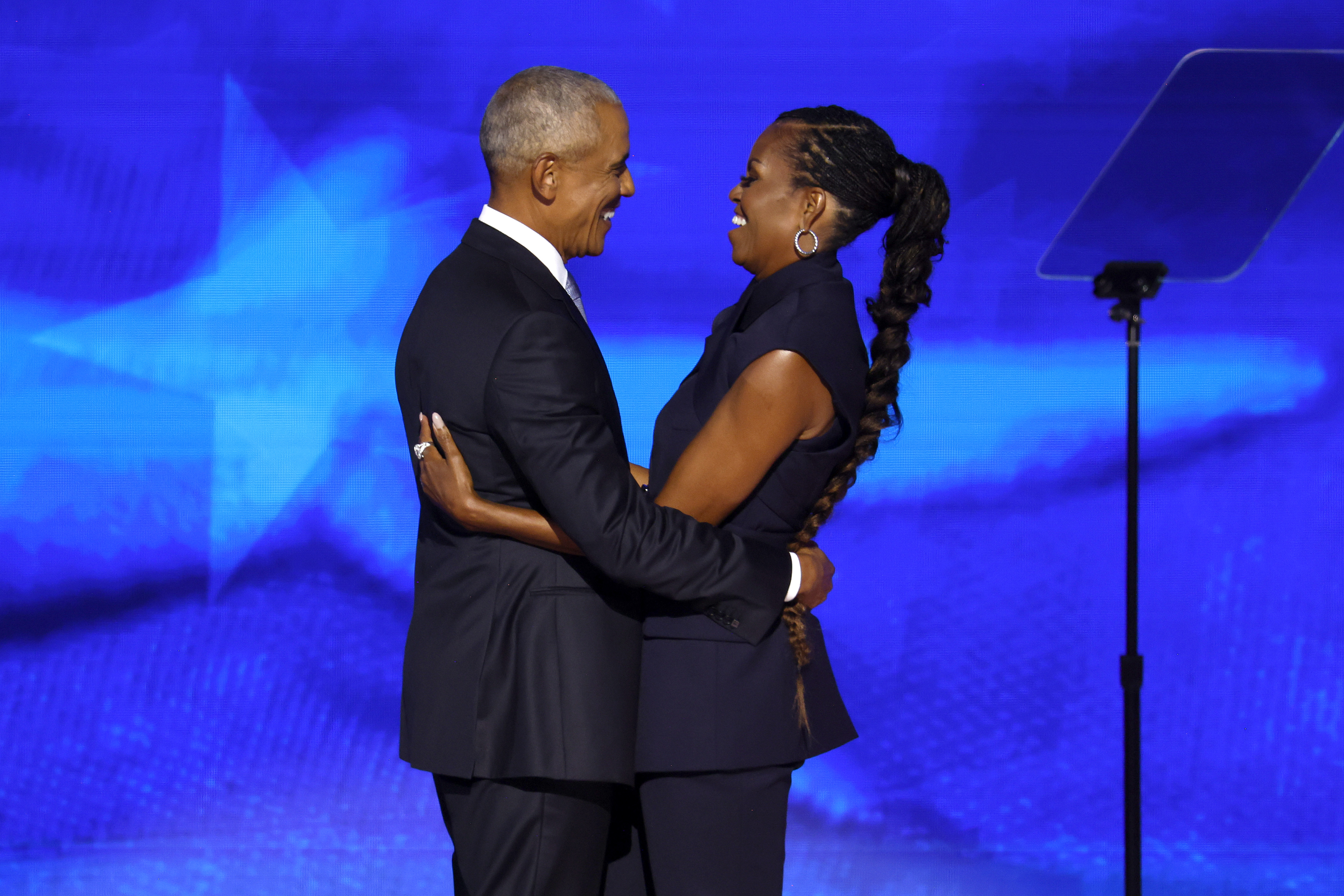 Barack y Michelle Obama en el escenario durante el segundo día de la Convención Nacional Demócrata en el United Center el 20 de agosto de 2024, en Chicago, Illinois. | Fuente: Getty Images