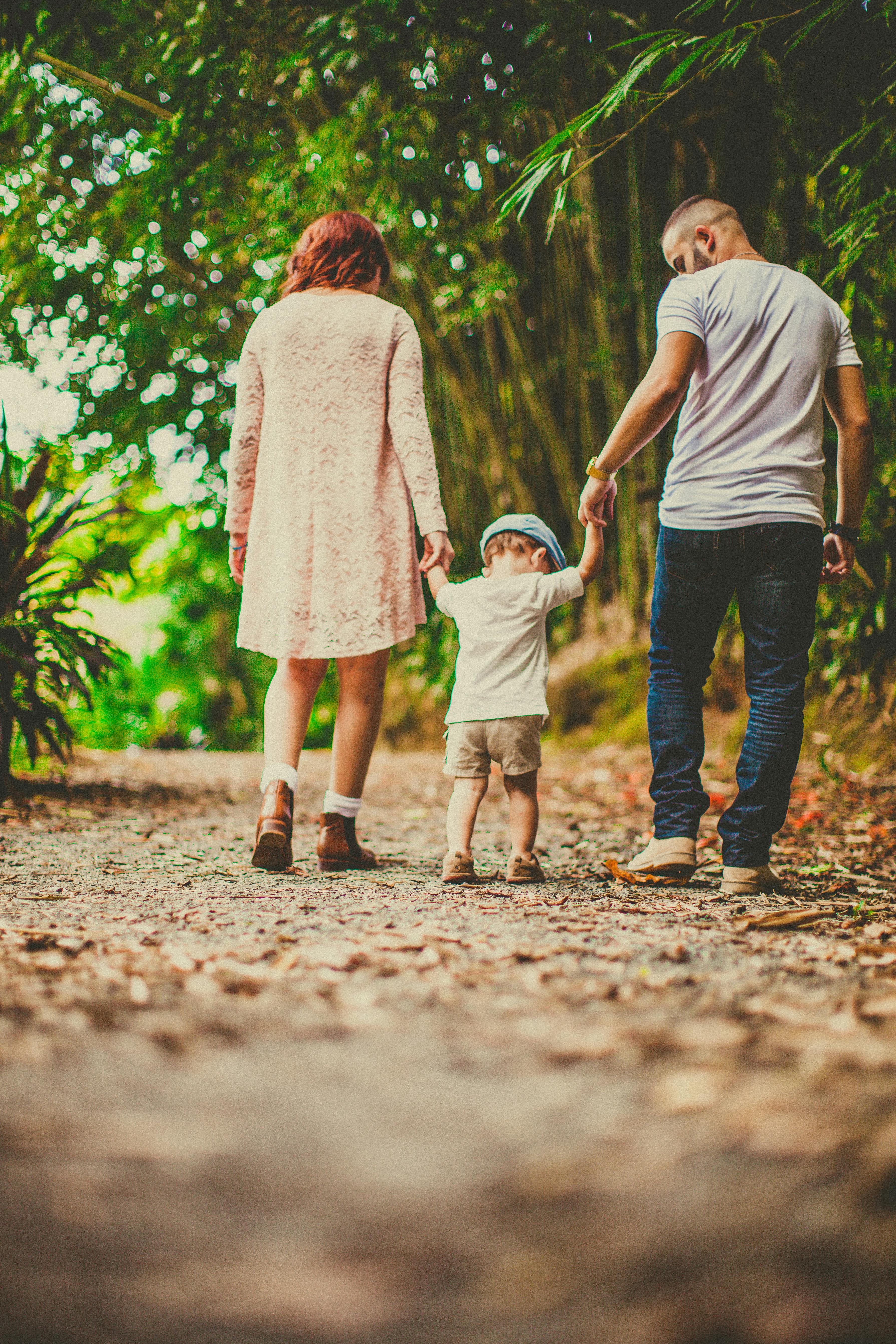 Una pareja paseando con su hijo | Fuente: Pexels