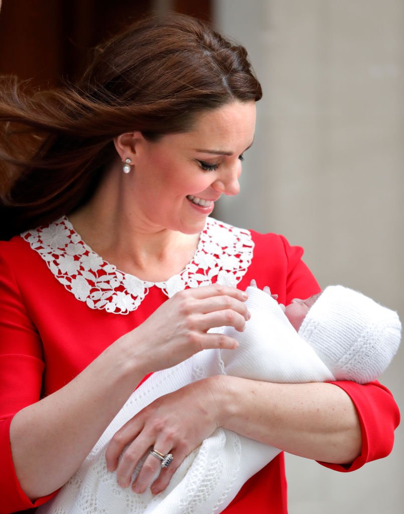 Kate Middleton cargando al príncipe Louis. | Foto: Getty Images.