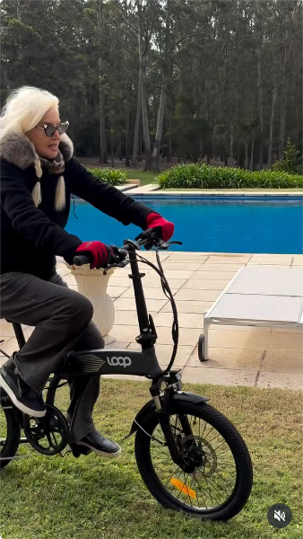 Susana Giménez durante un paseo en bicicleta en el jardín de su mansión | Fuente: Instagram/gimenezsuok