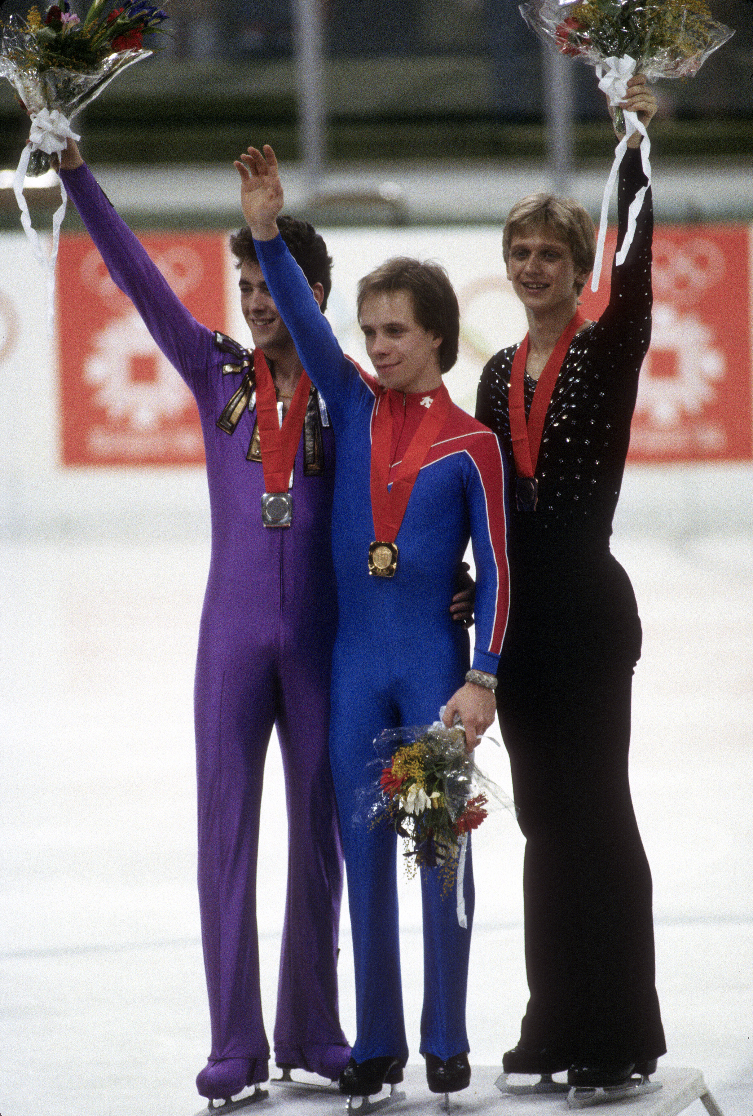 Scott Hamilton durante la competición de patinaje artístico en los XIV Juegos Olímpicos de Invierno, hacia 1984 | Foto: Getty Images